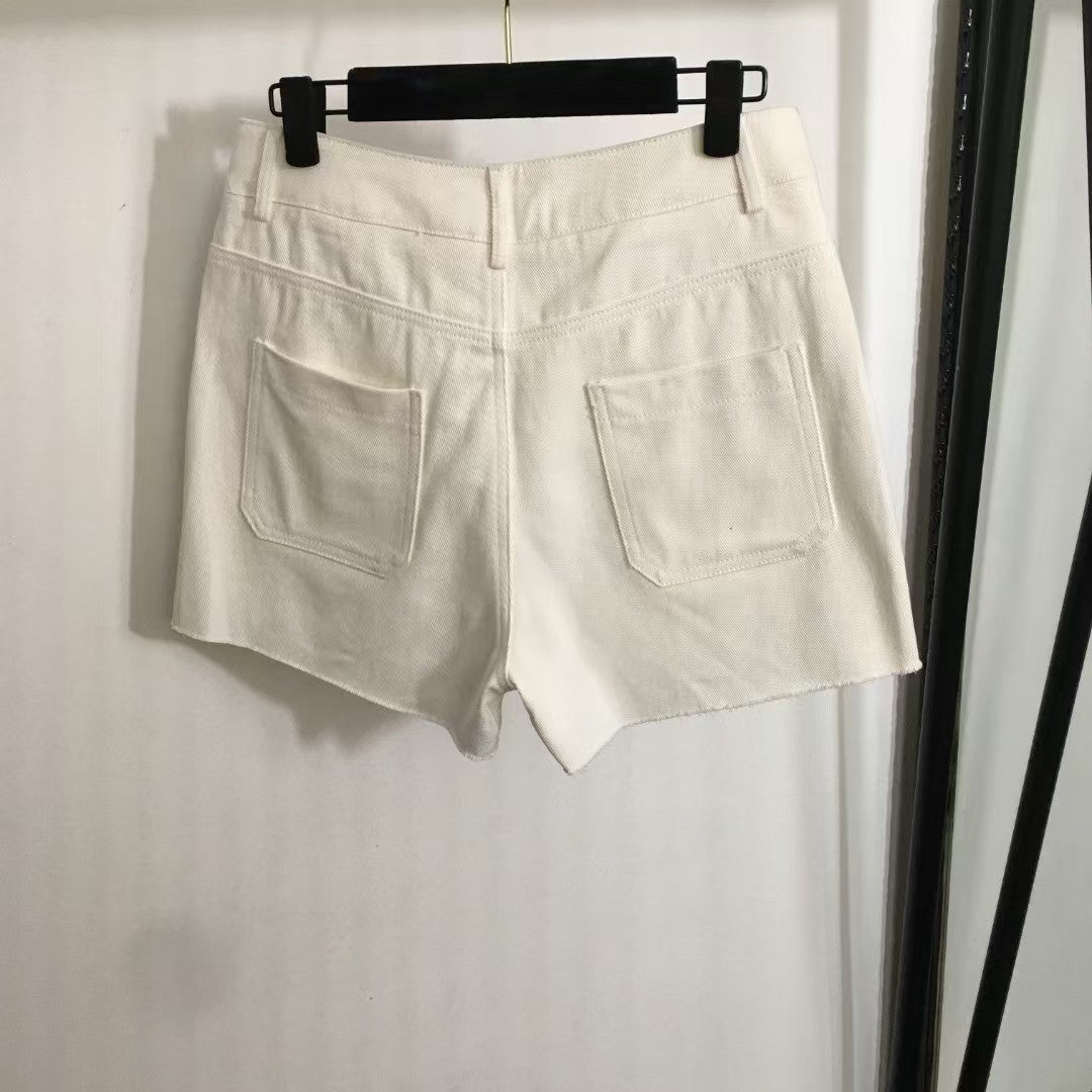 Jeansshorts mit bestickter Tasche
