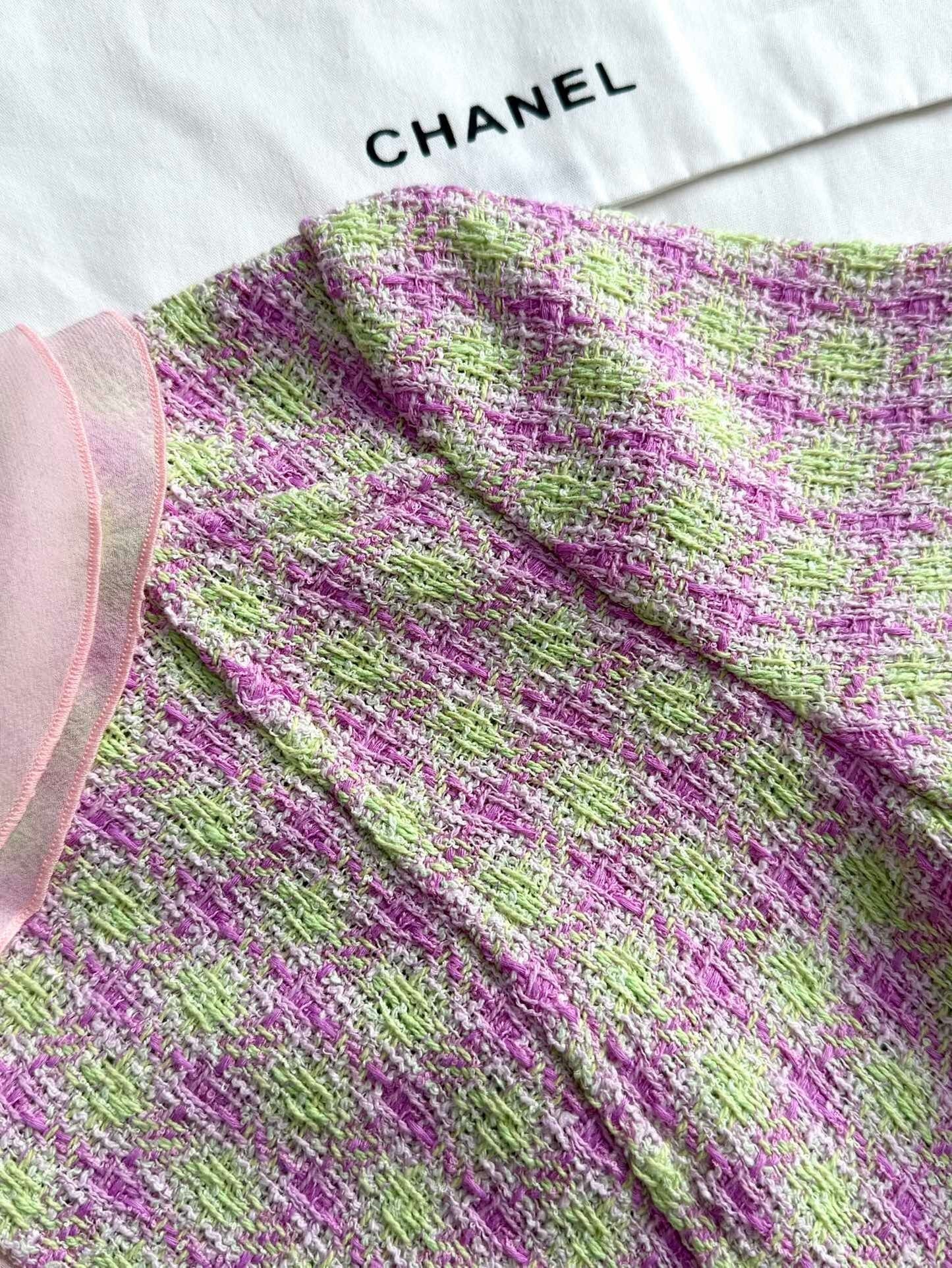Short-sleeved tweed top with a baby doll collar