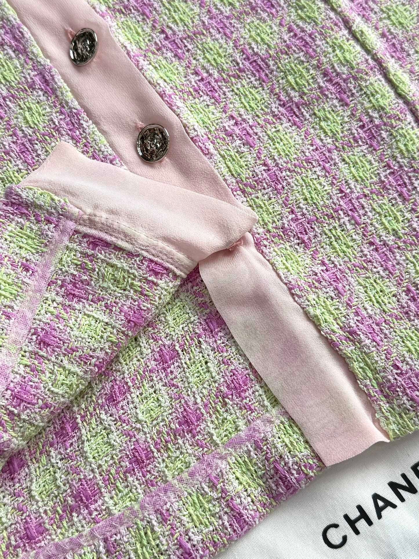 Short-sleeved tweed top with a baby doll collar
