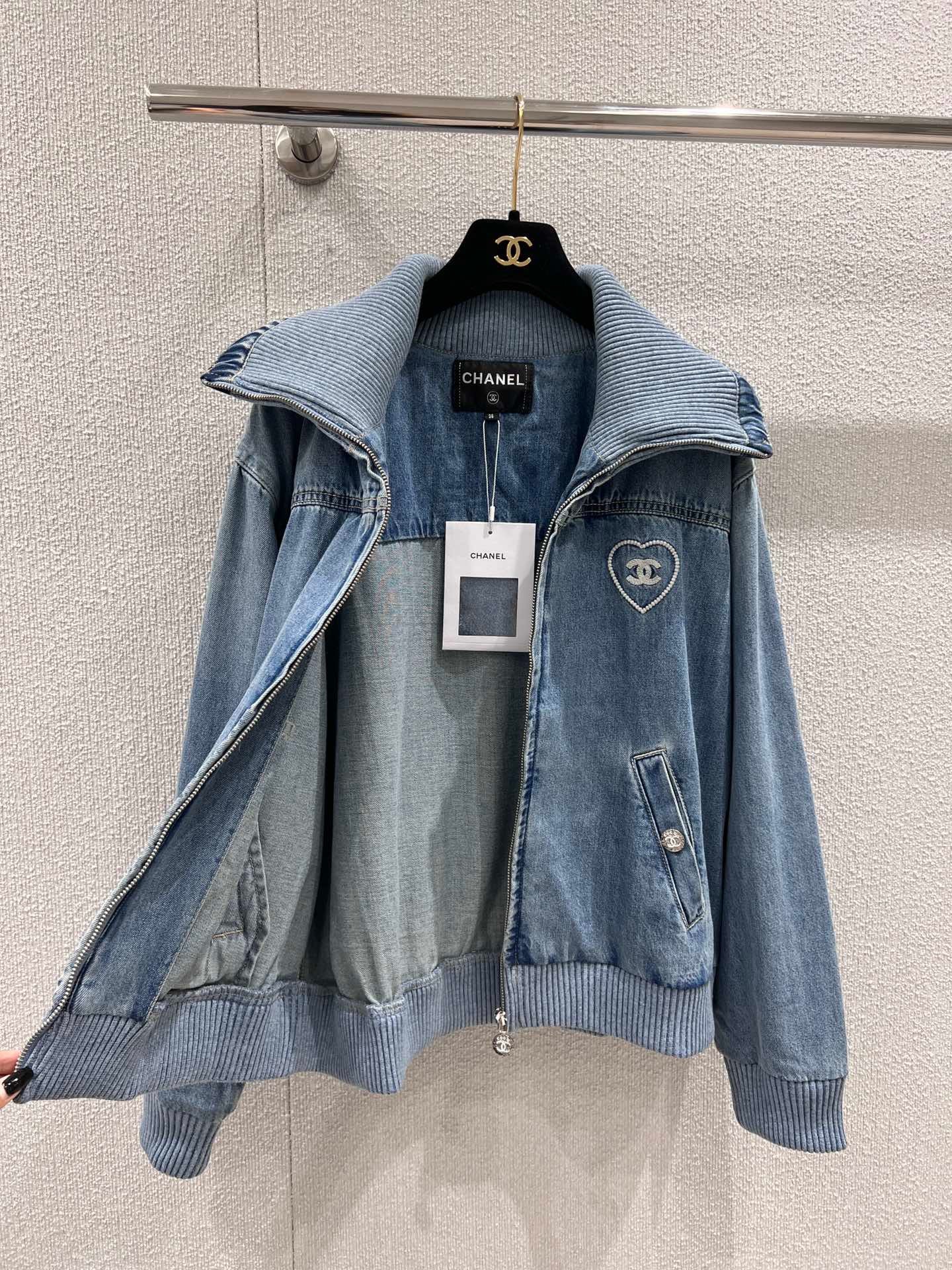 Denim à revers brodé en forme de cœur, série Beach