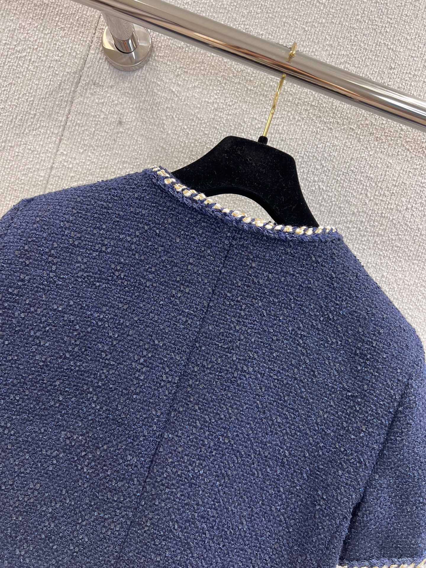Banded hem short-sleeved bouclé jacket