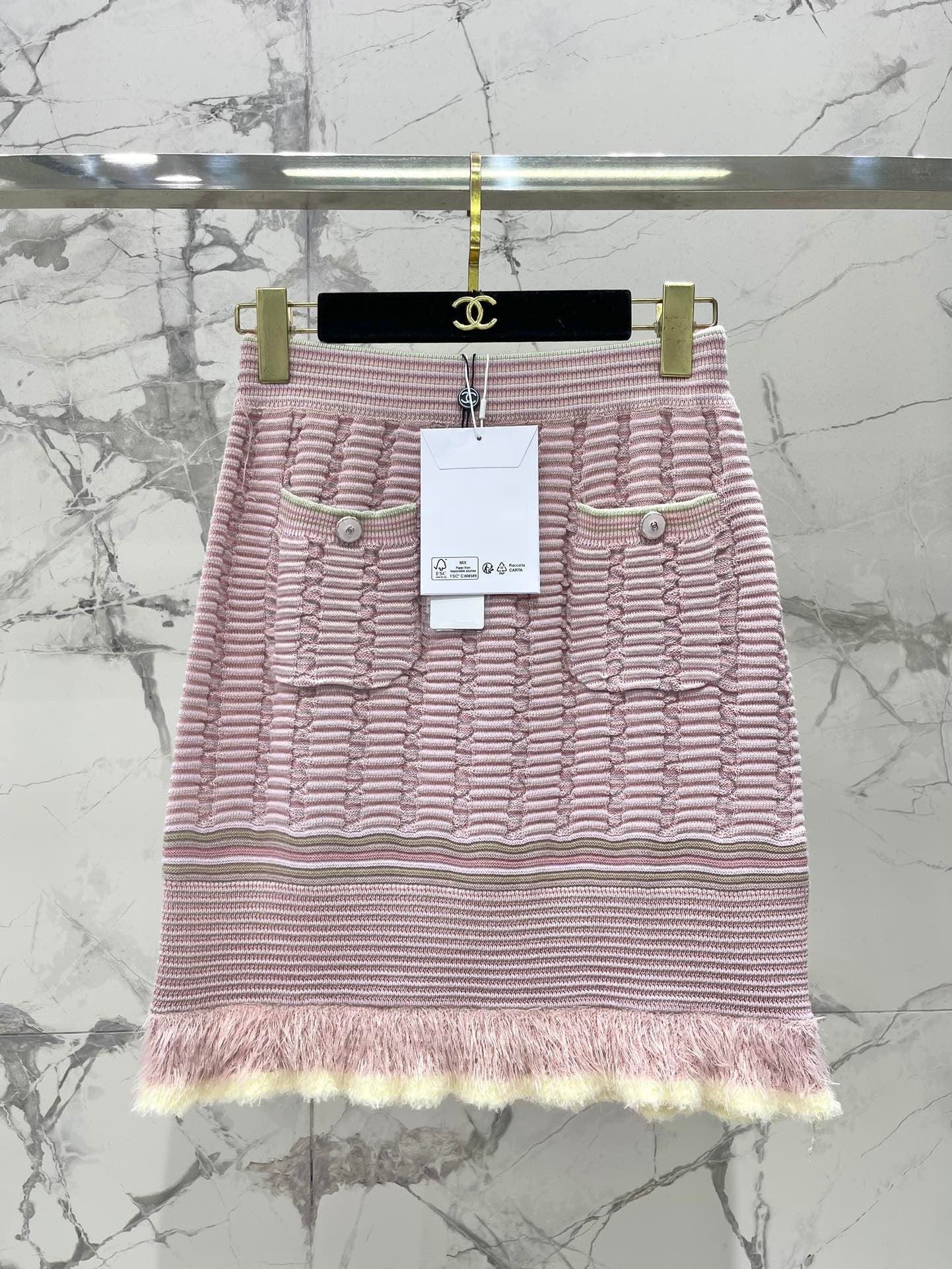 Contrast color knitted sleeves