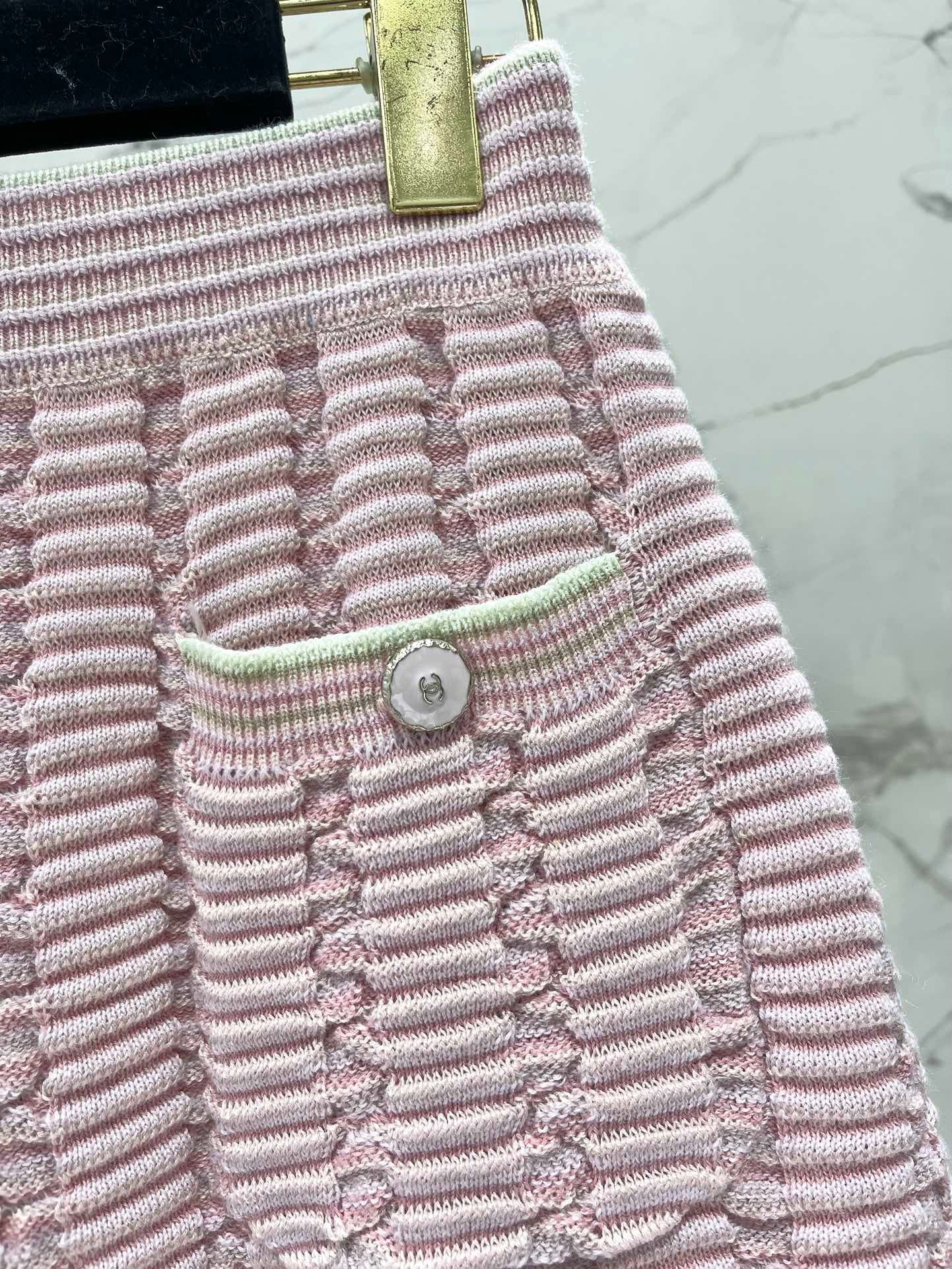 Contrast color knitted sleeves