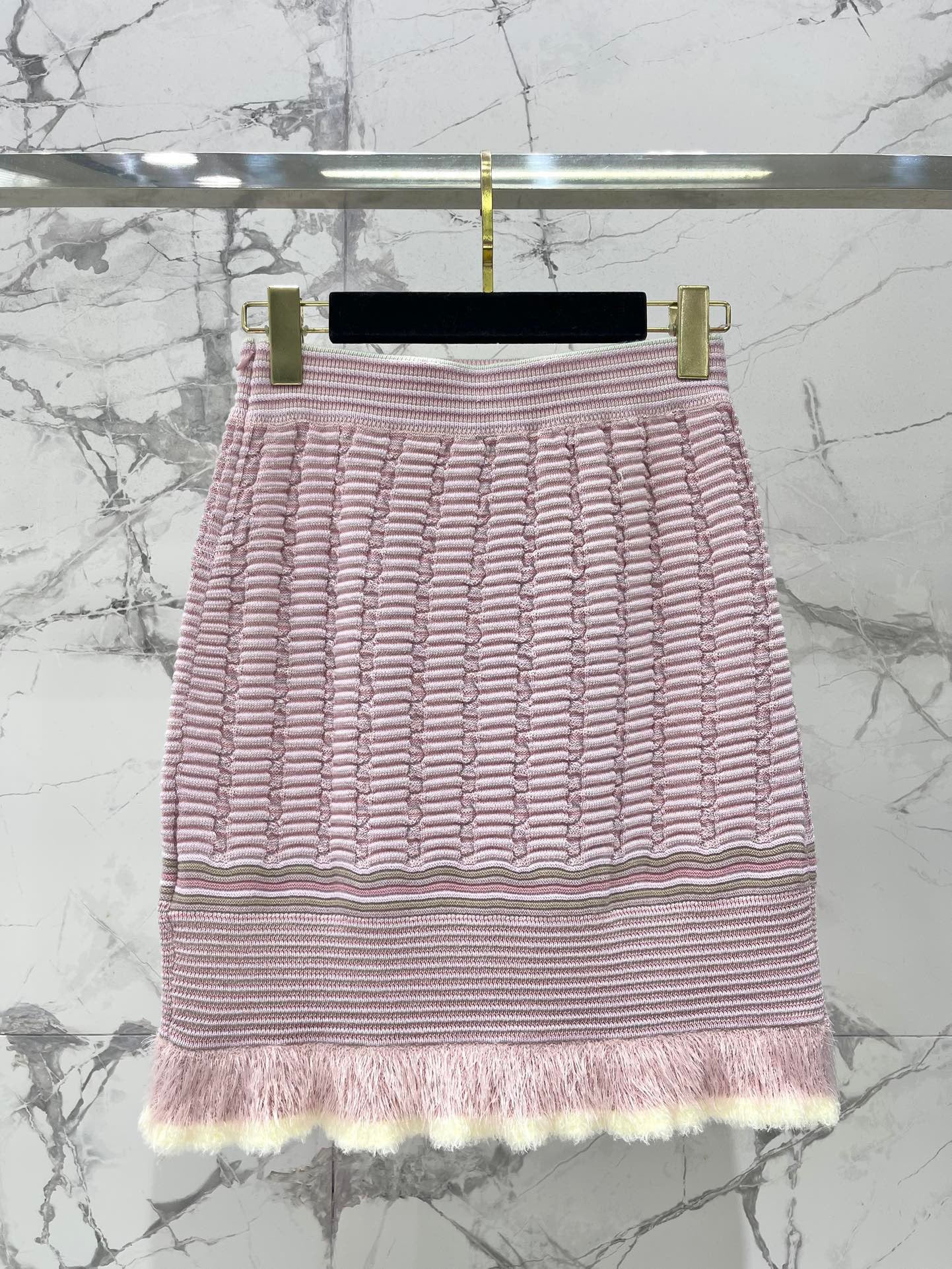 Contrast color knitted sleeves