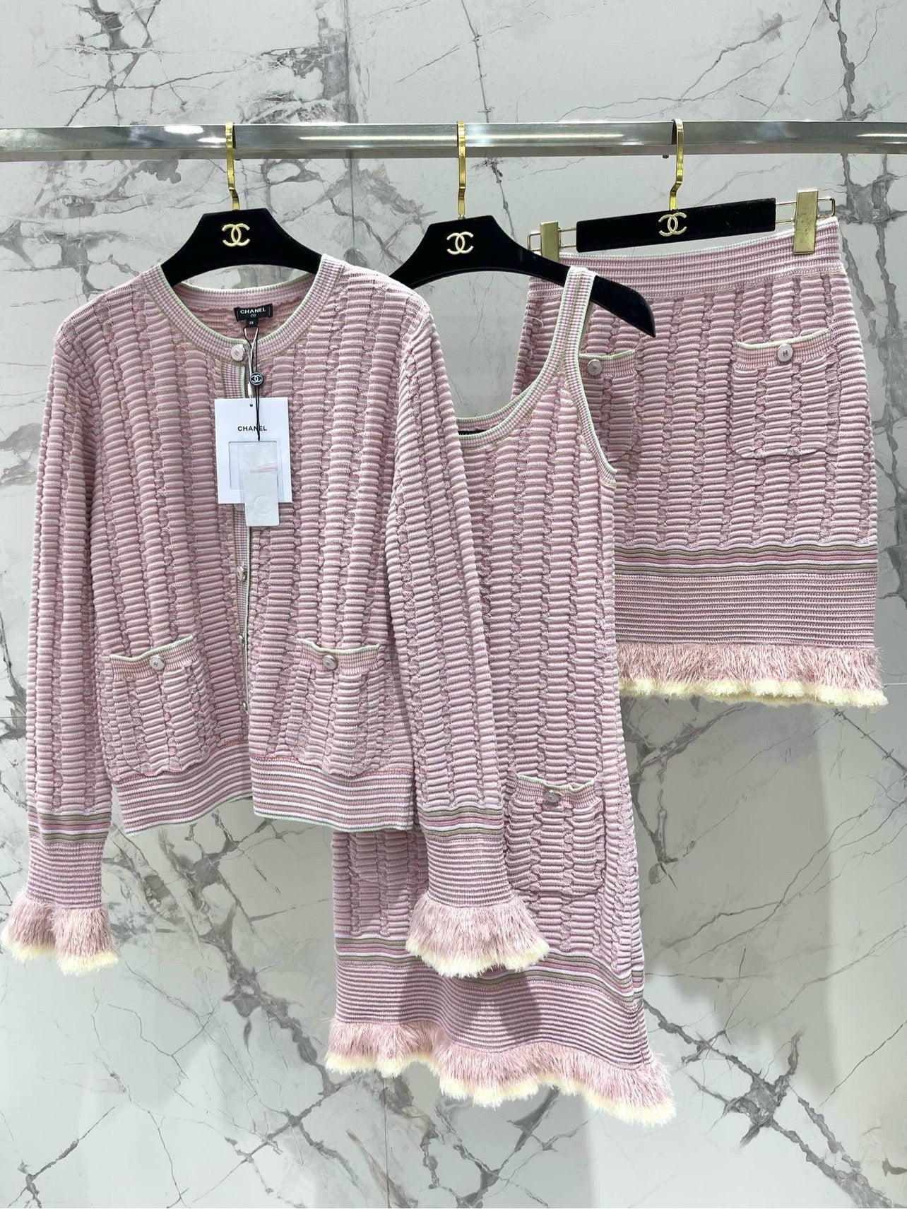 Contrast color knitted sleeves