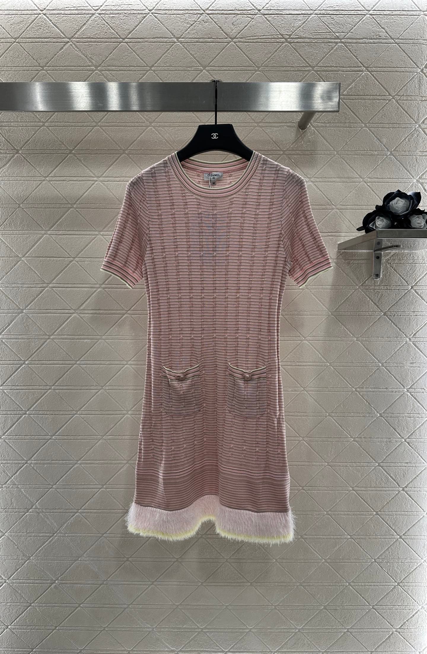 Contrast color knitted short-sleeved dress