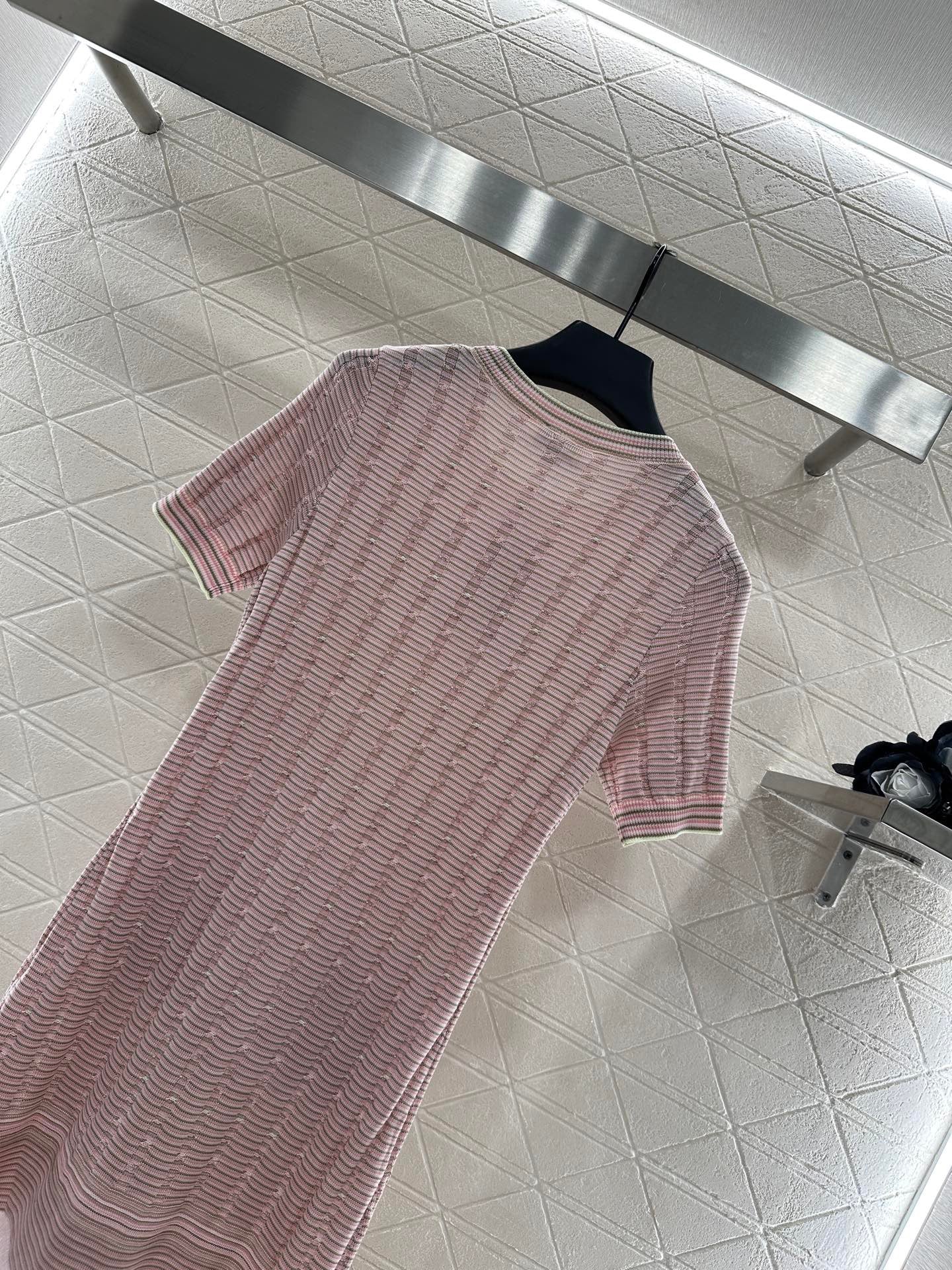 Contrast color knitted short-sleeved dress
