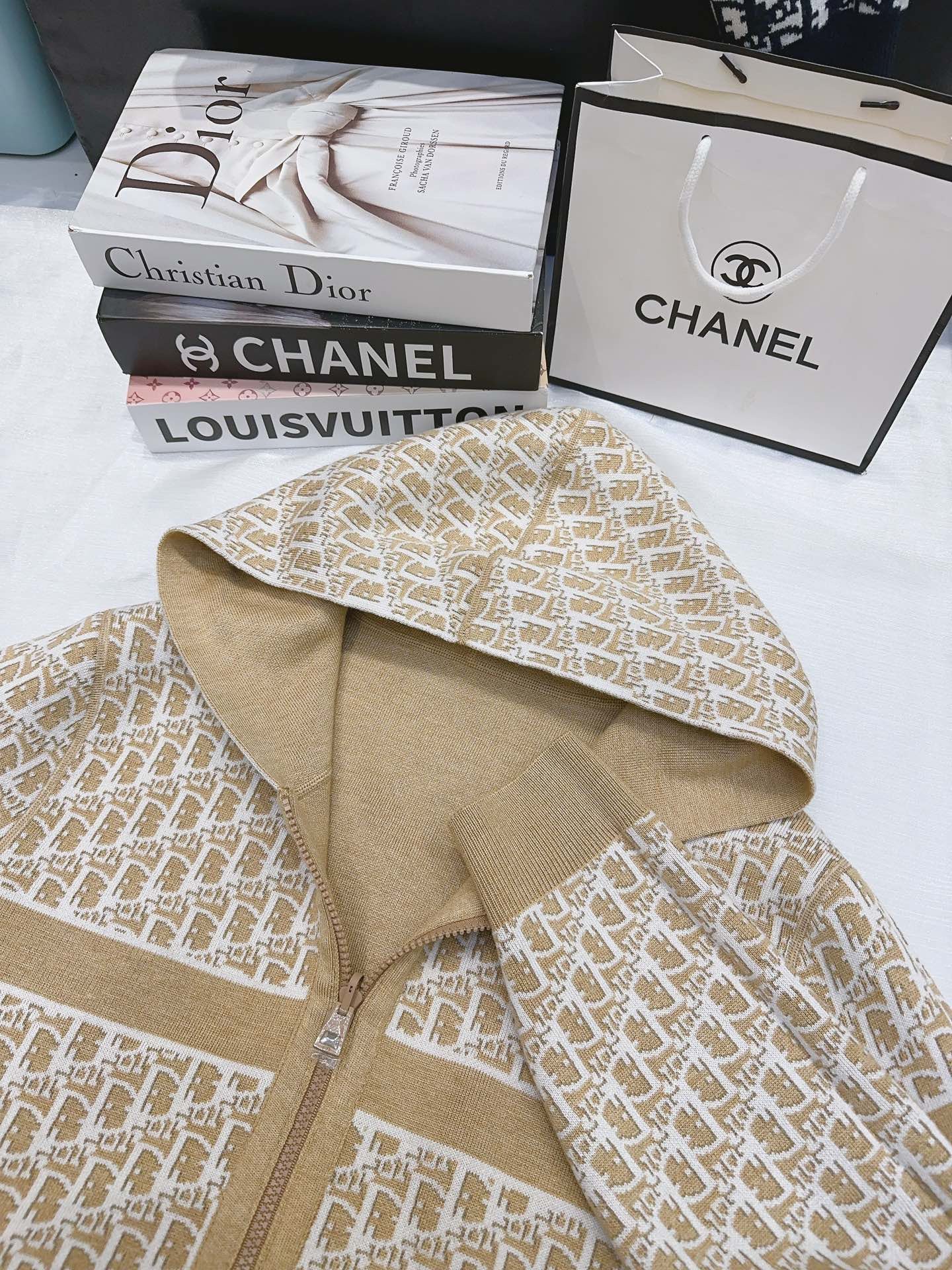 Reversible jacquard hooded zip-up wool jacket