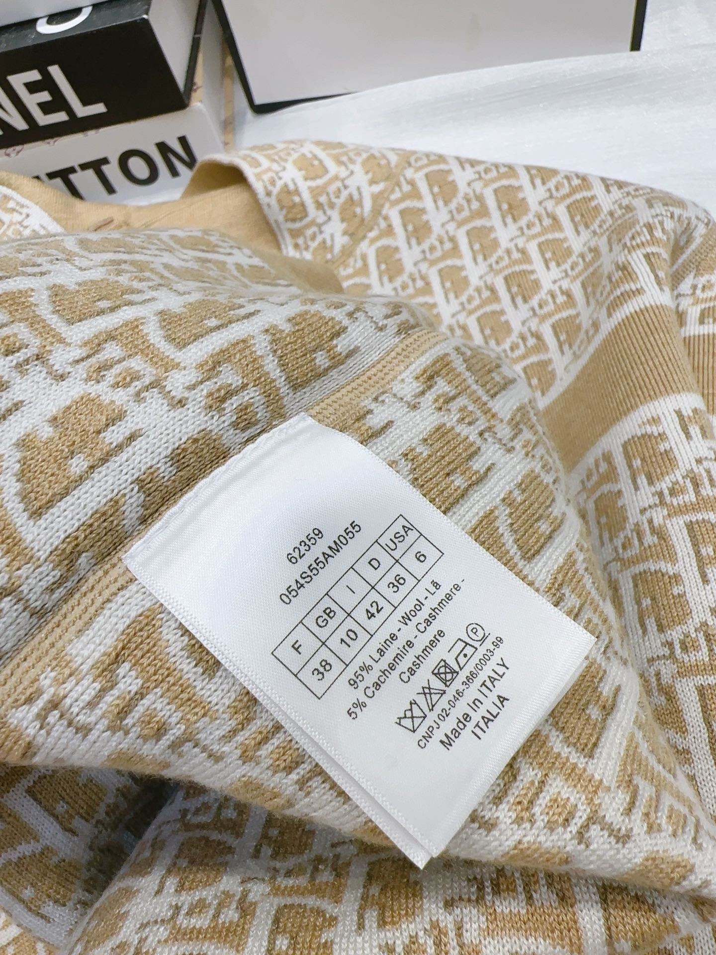 Reversible jacquard hooded zip-up wool jacket