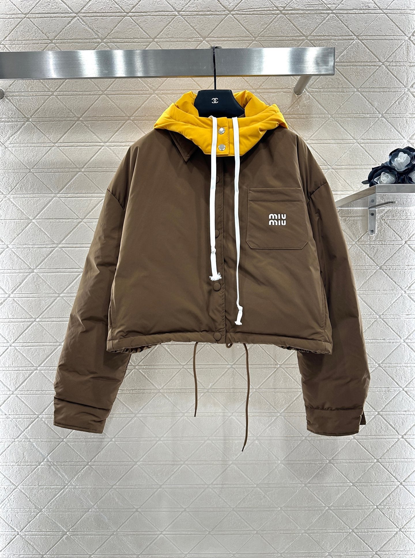 Contrast color hooded down jacket