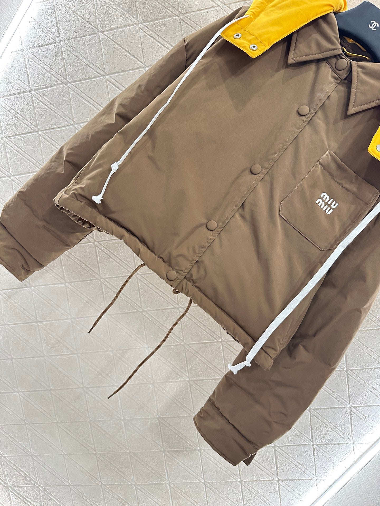 Contrast color hooded down jacket