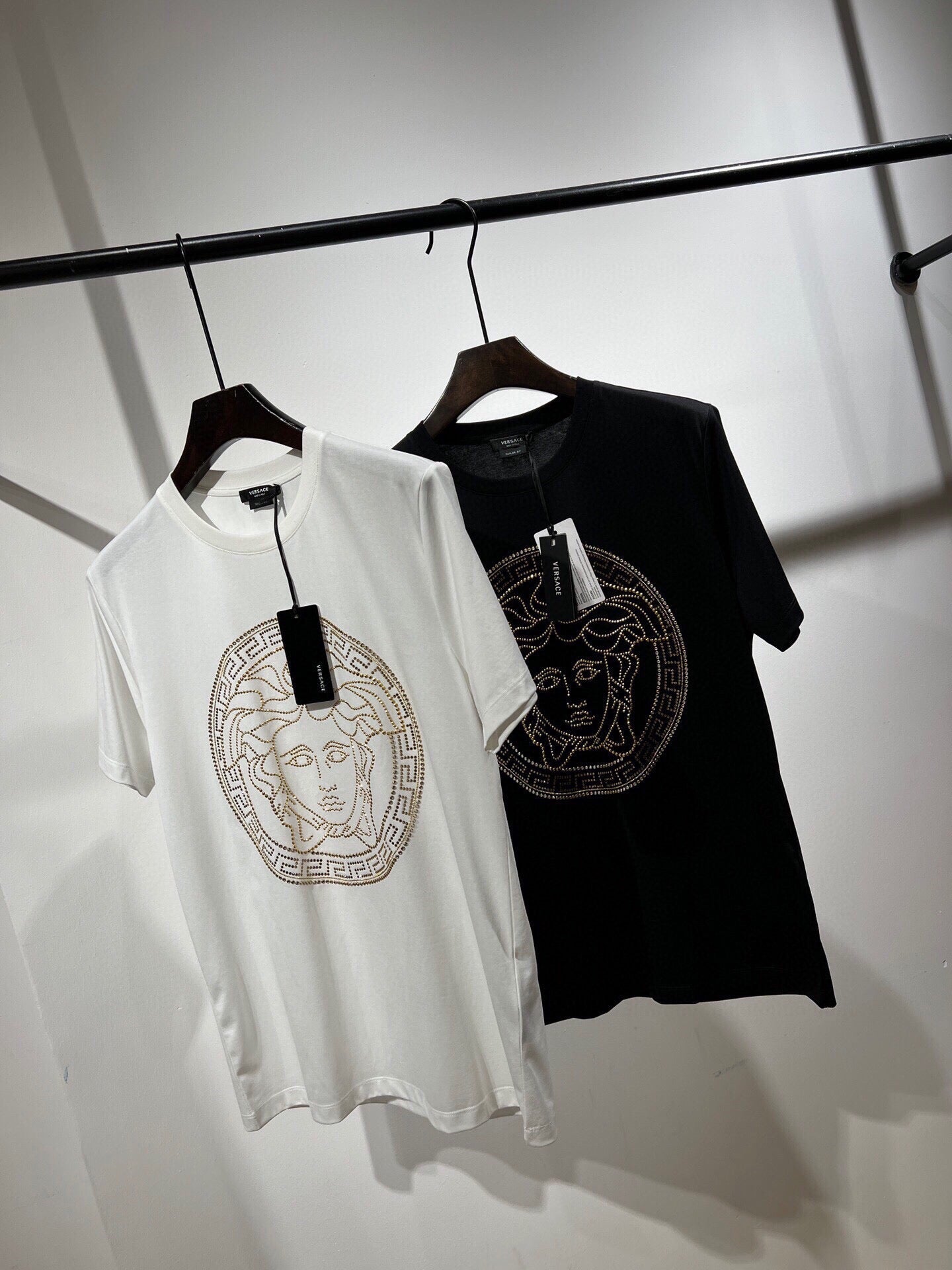 🔥24FW NOUVEAU T-shirt DV MEDUSA avec élément avatar incrusté de strass colorés