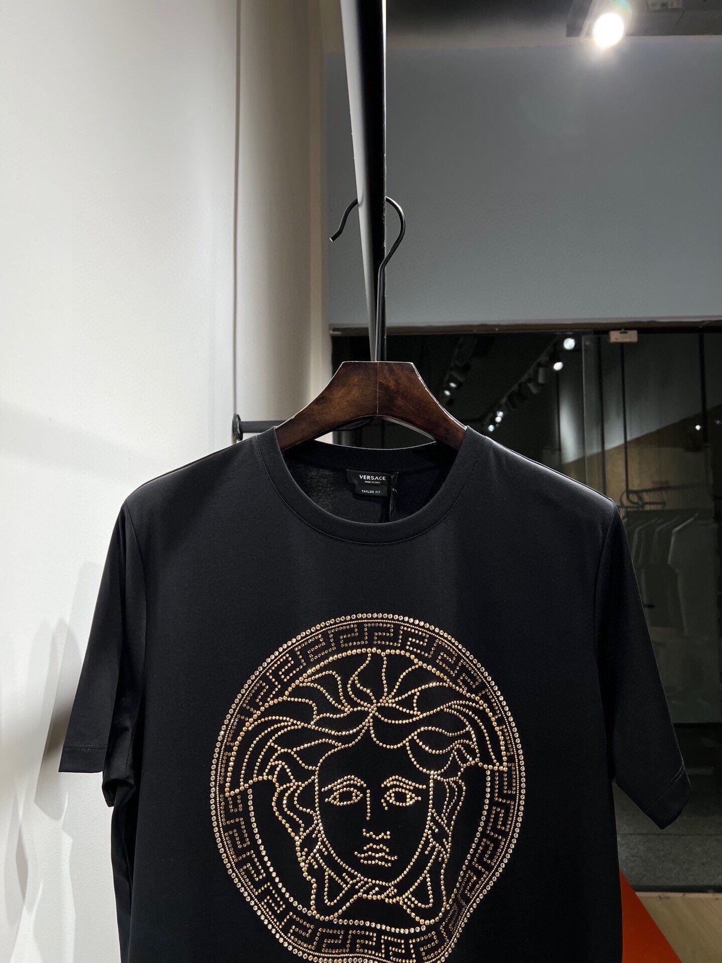 🔥24FW NOUVEAU T-shirt DV MEDUSA avec élément avatar incrusté de strass colorés