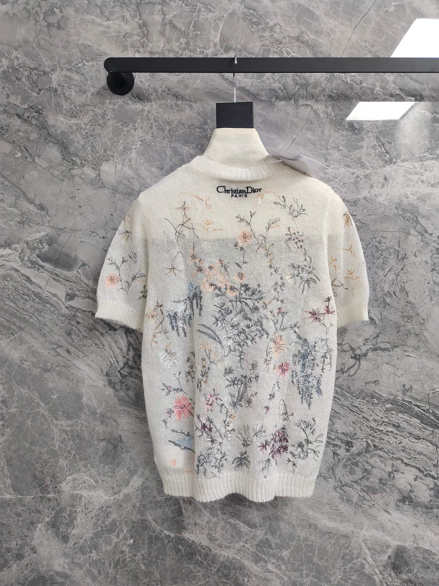 C White short-sleeved sweater