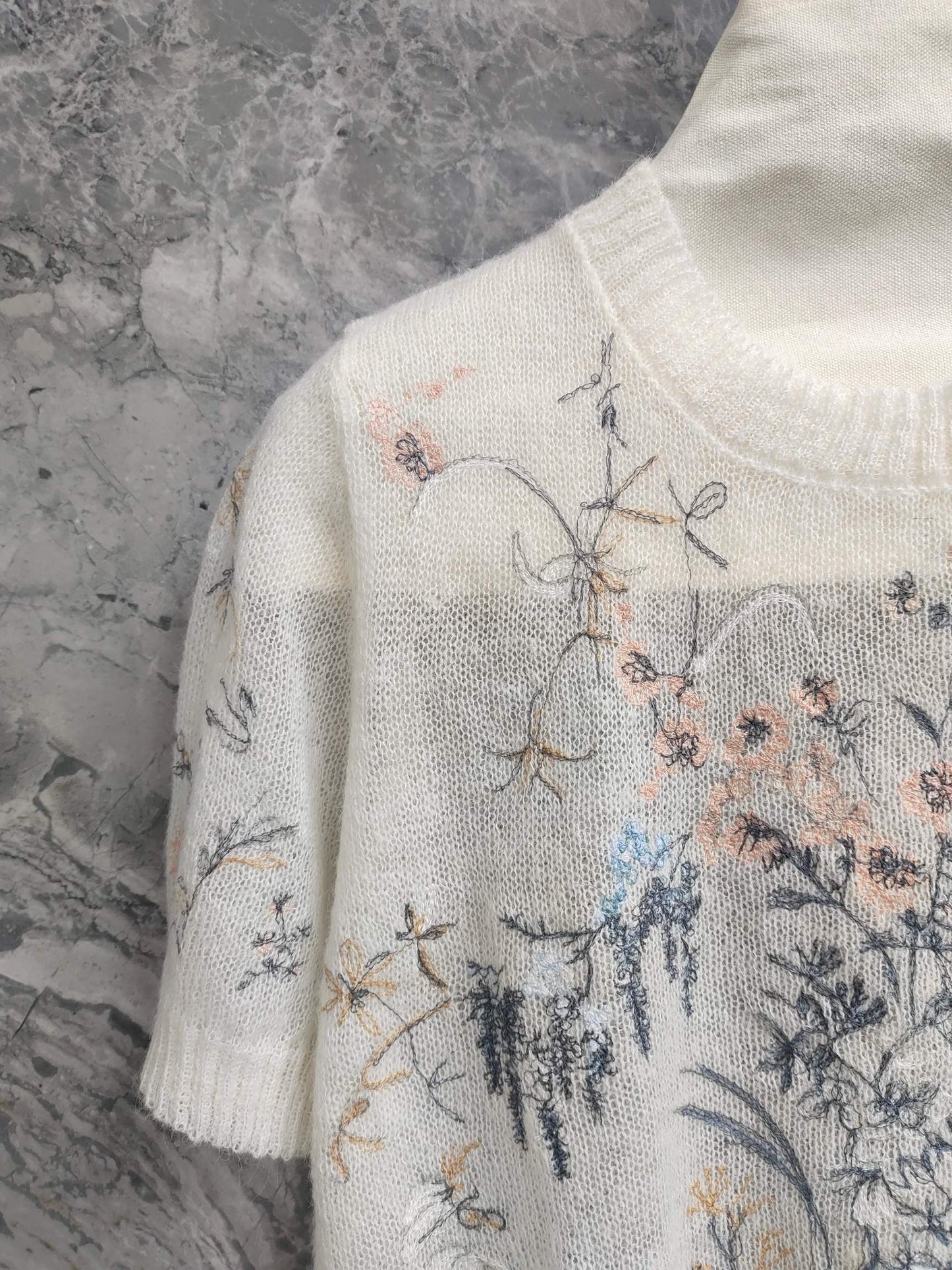 C White short-sleeved sweater