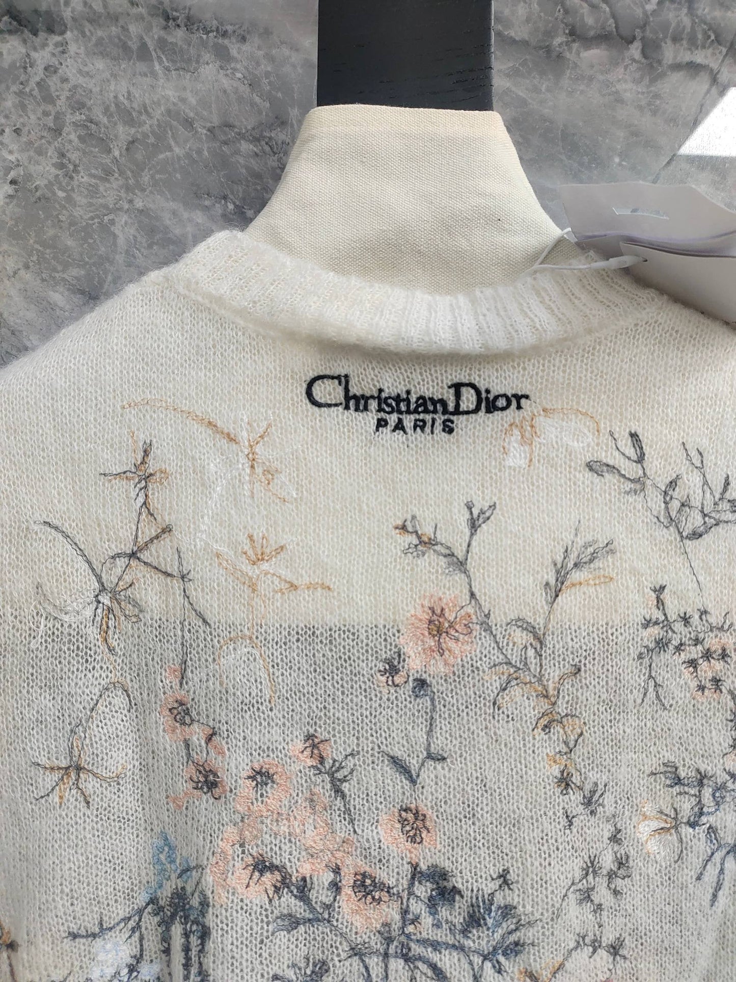 C White short-sleeved sweater