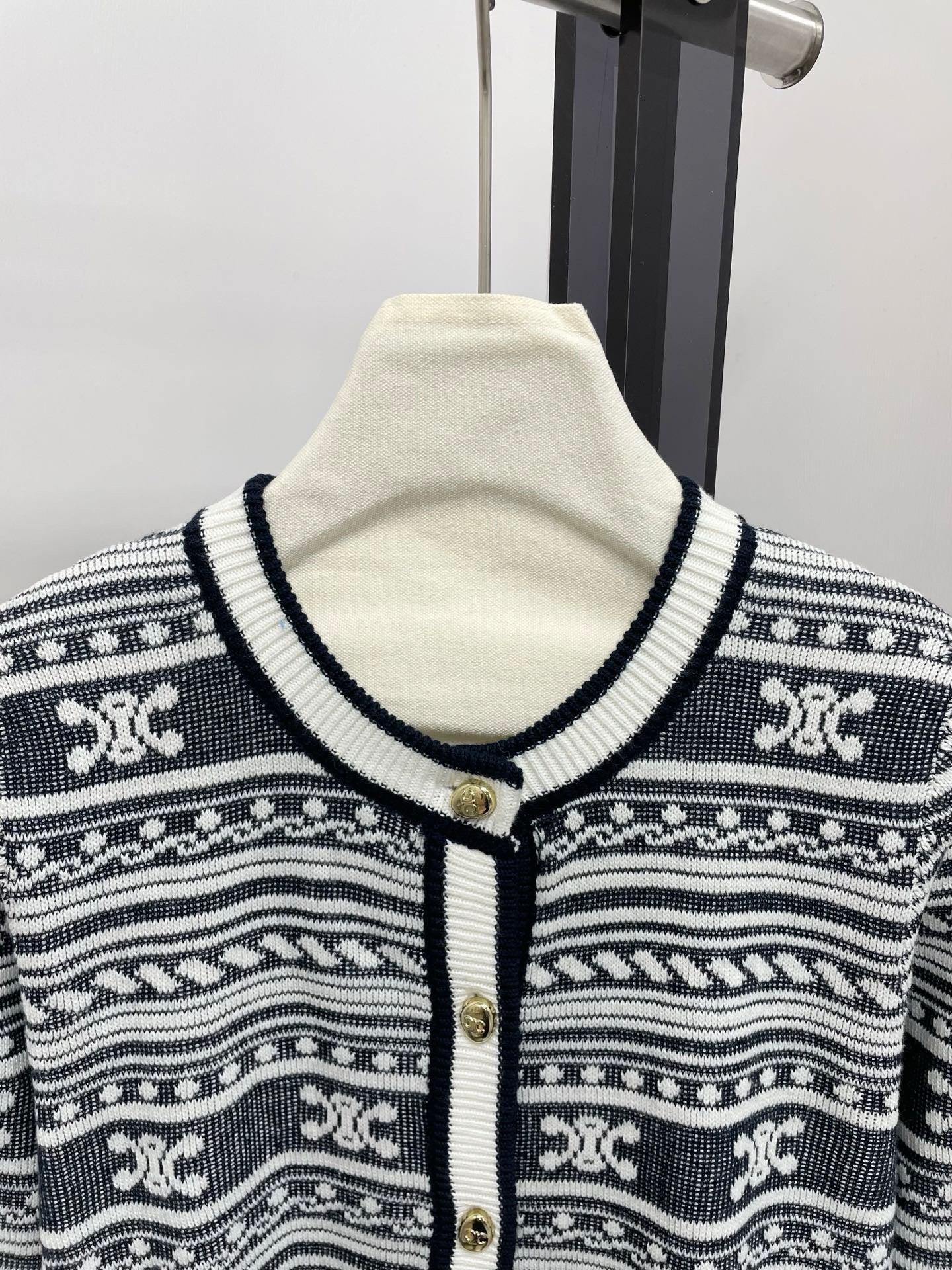E long sleeve crew neck