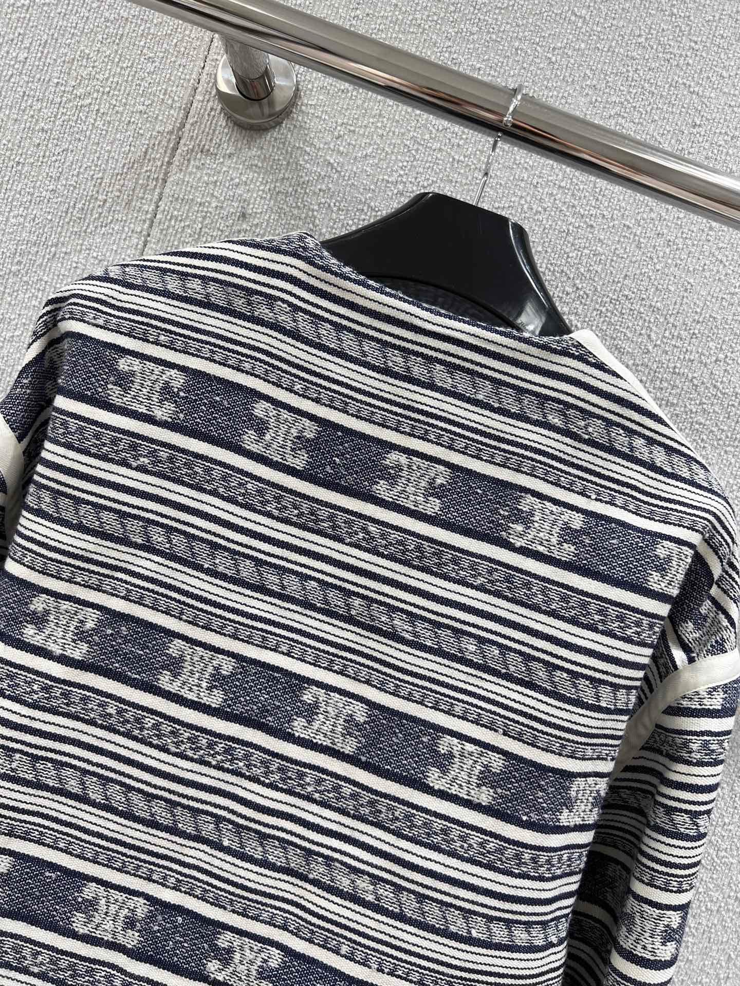 25Fw Frühherbst neue gestreifte Logo-Jacquard-Einreiherjacke mit rundem Kragen