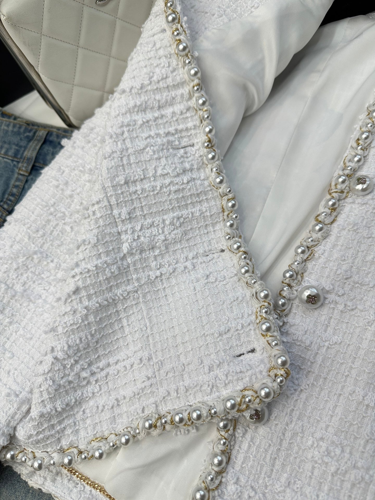 Creamy White Twill Tweed Pearl-Trimmed Button Short V-Neck Long-Sleeved Jacket