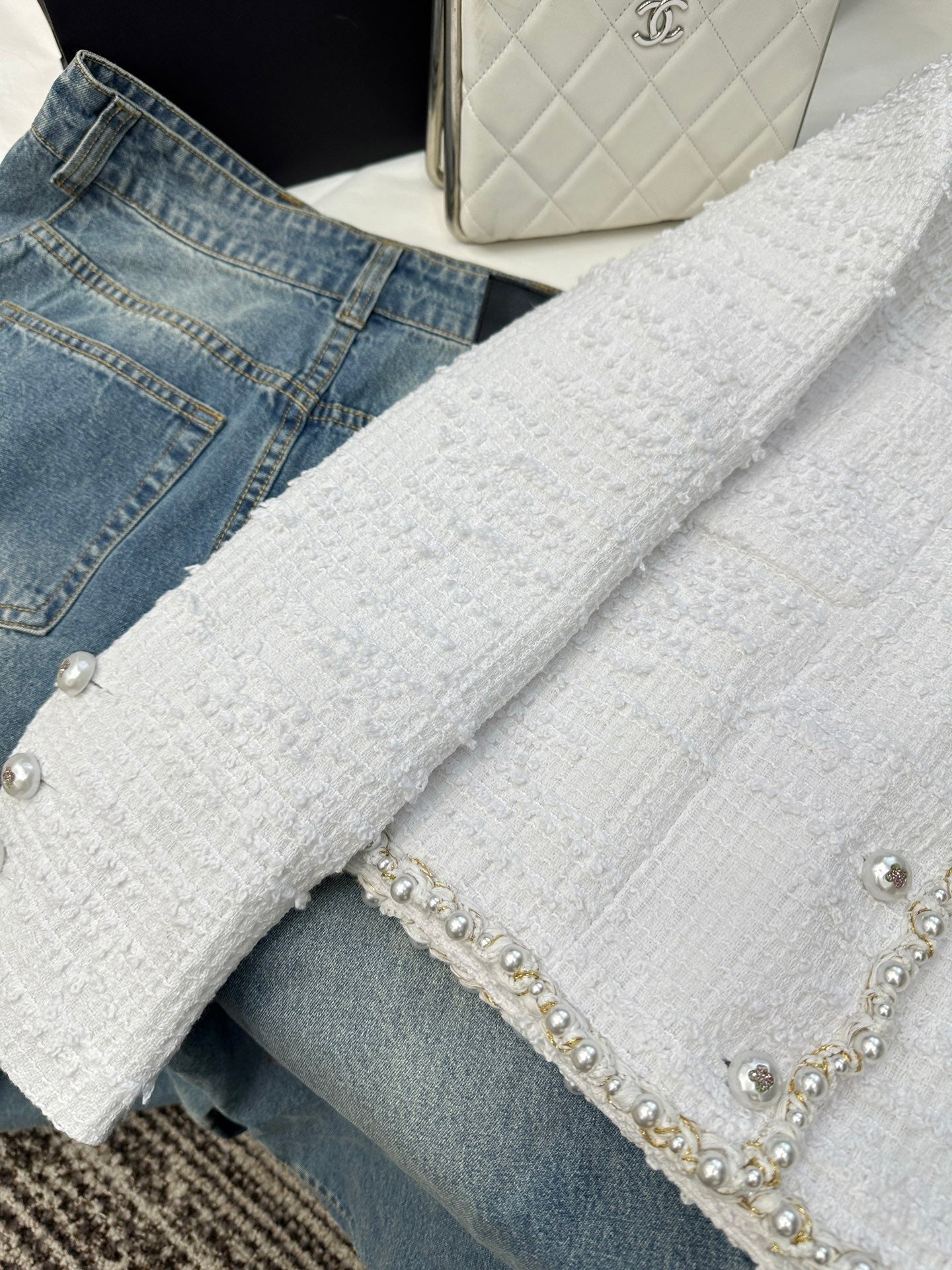 Creamy White Twill Tweed Pearl-Trimmed Button Short V-Neck Long-Sleeved Jacket