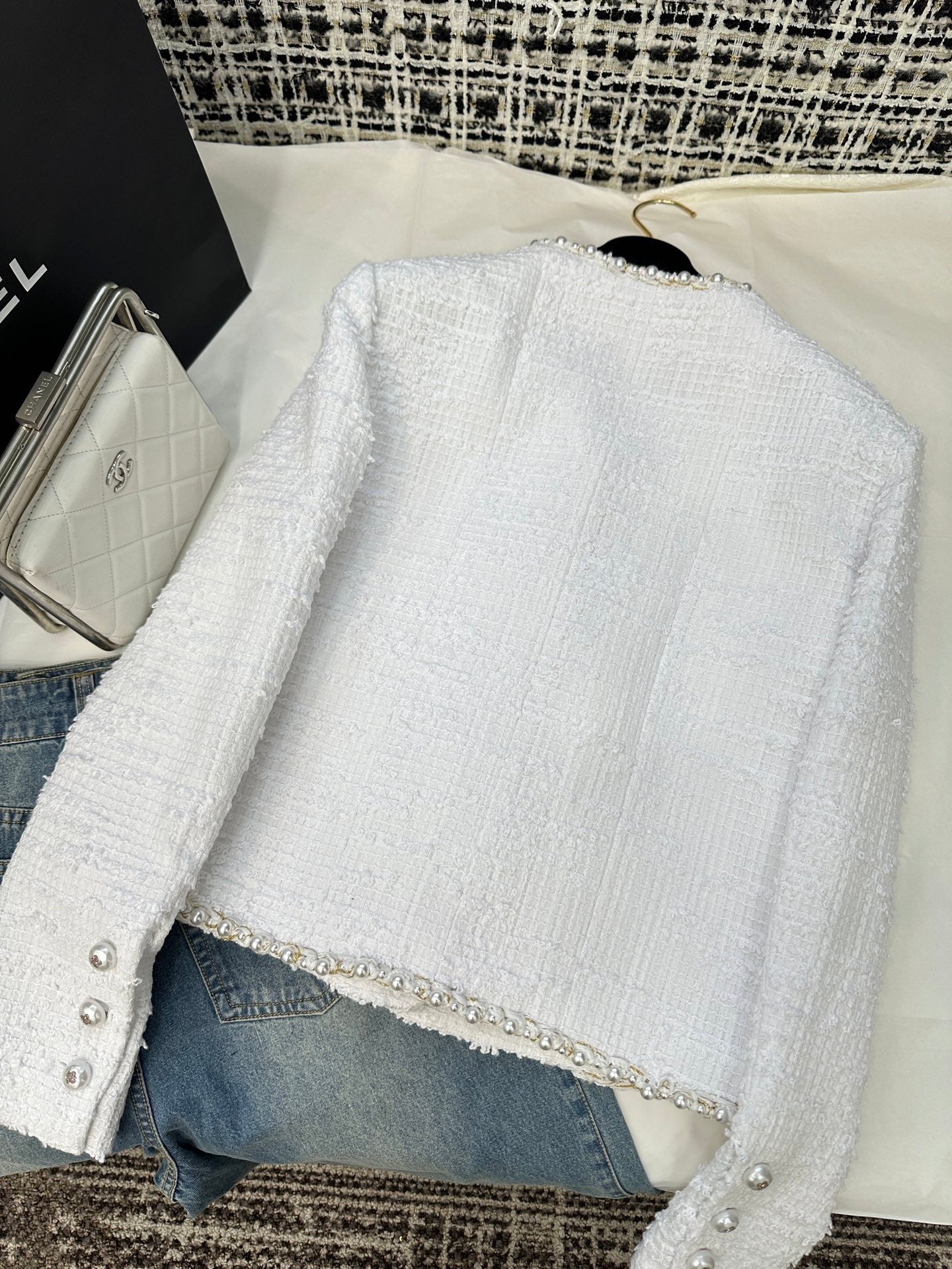 Creamy White Twill Tweed Pearl-Trimmed Button Short V-Neck Long-Sleeved Jacket