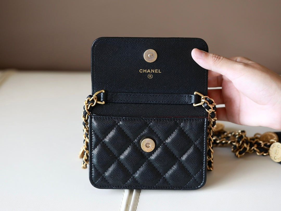 Sac ceinture en caviar matelassé noir, quincaillerie en or vieilli