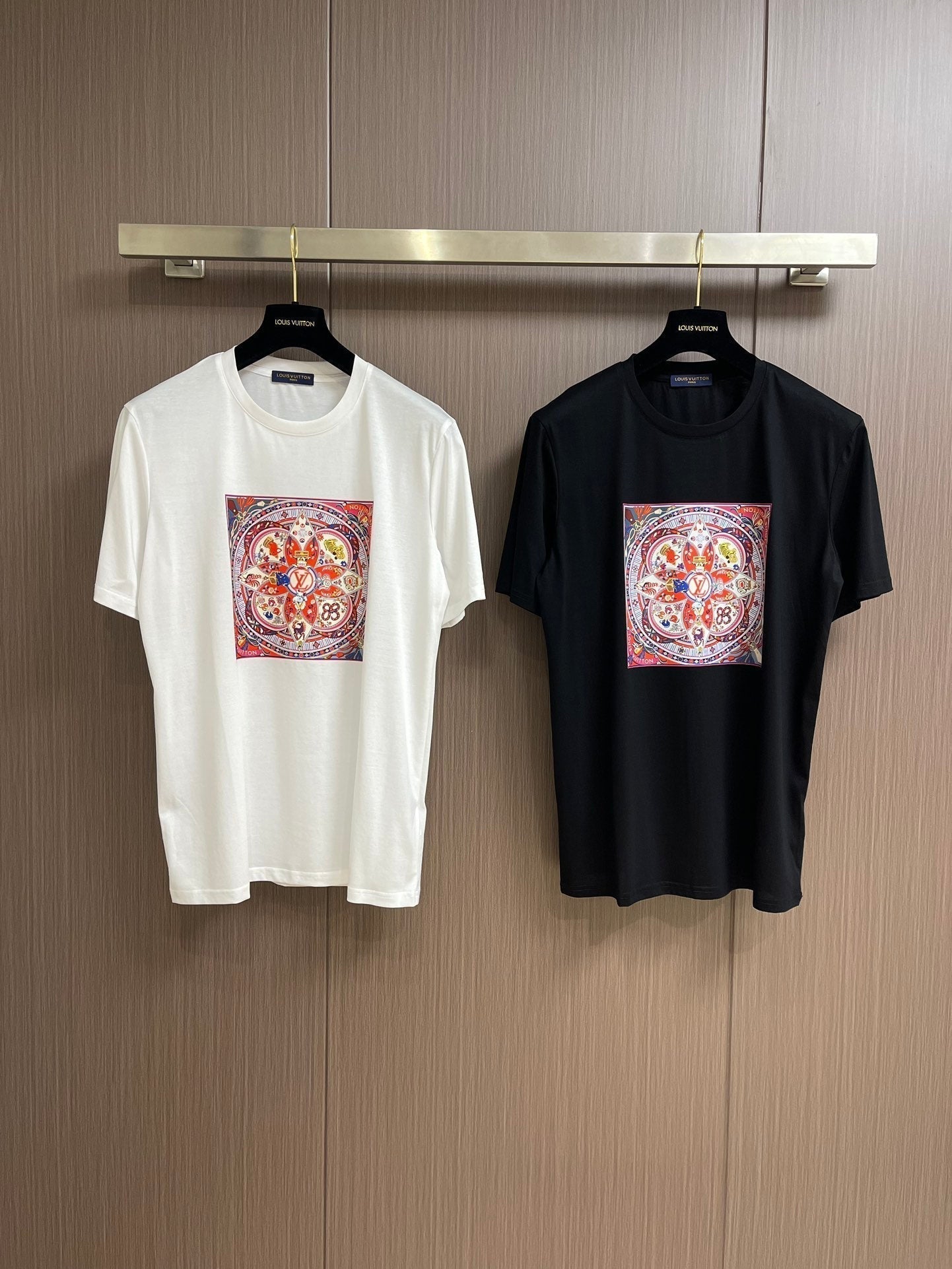 🔥 🔥24FW NEU L Sanhua T-Shirt mit ikonischem Designelement