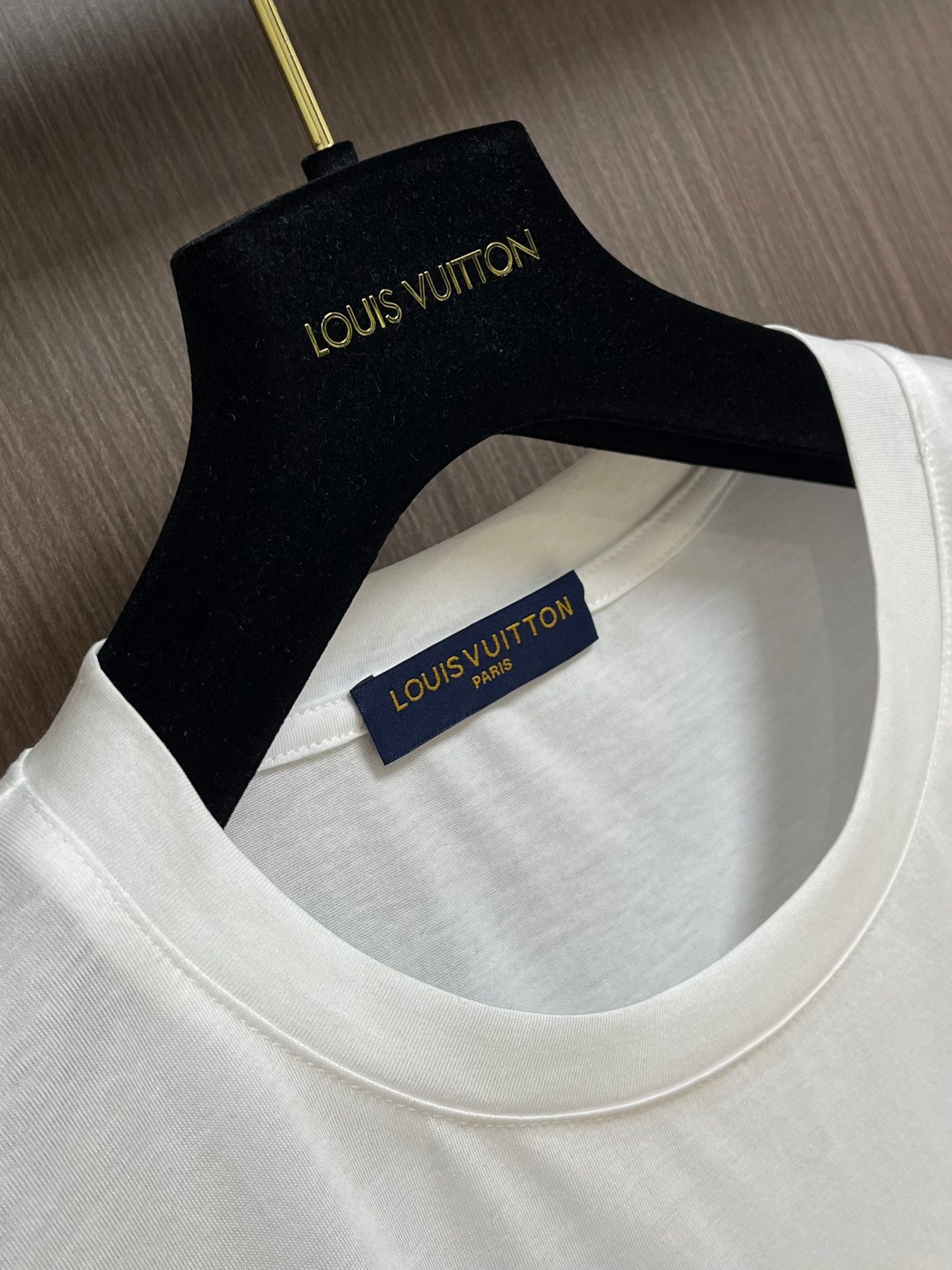 🔥 🔥24FW NEU L Sanhua T-Shirt mit ikonischem Designelement