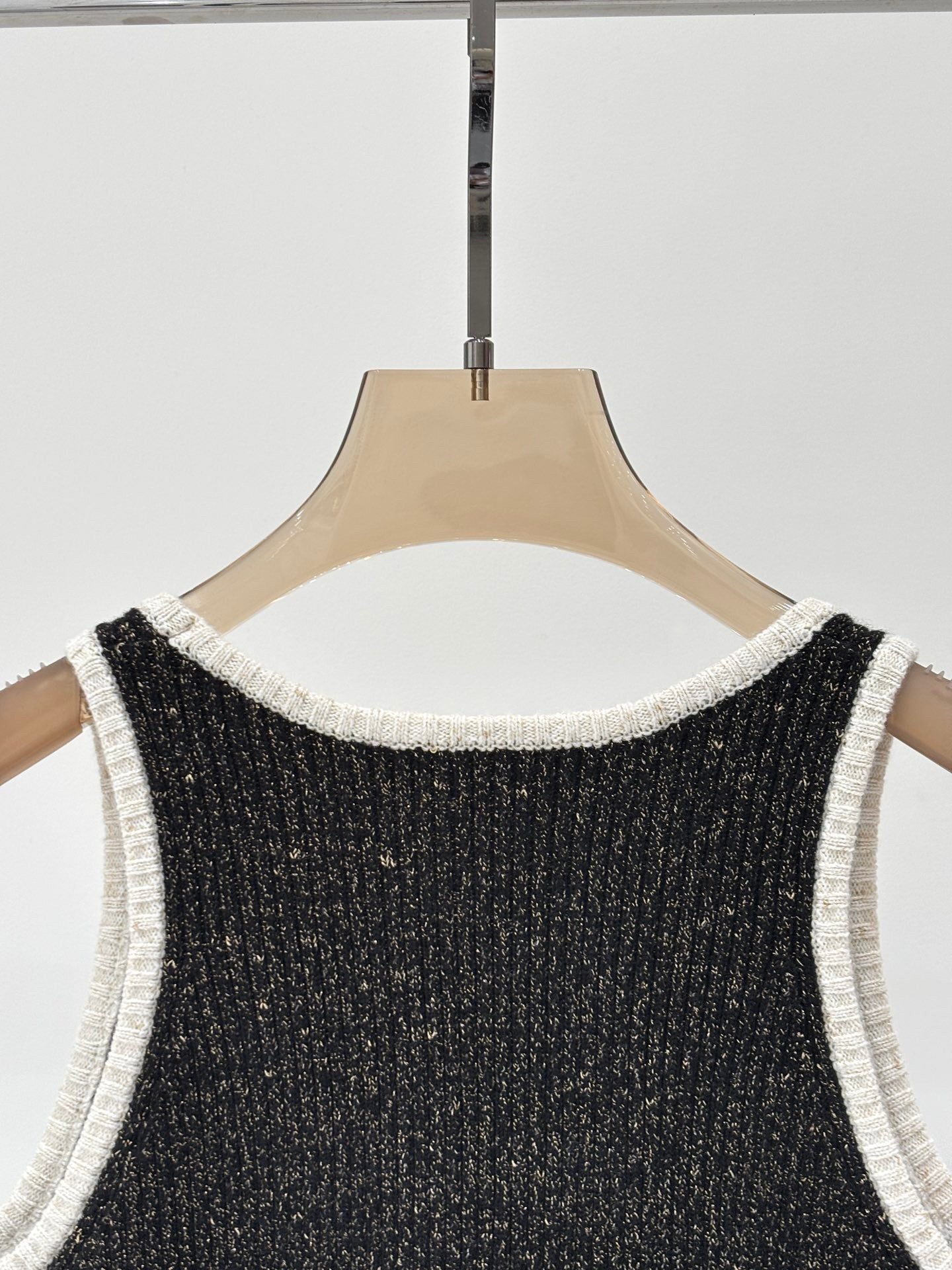 Débardeur en tricot tweed noir et blanc à motifs métallisés 
