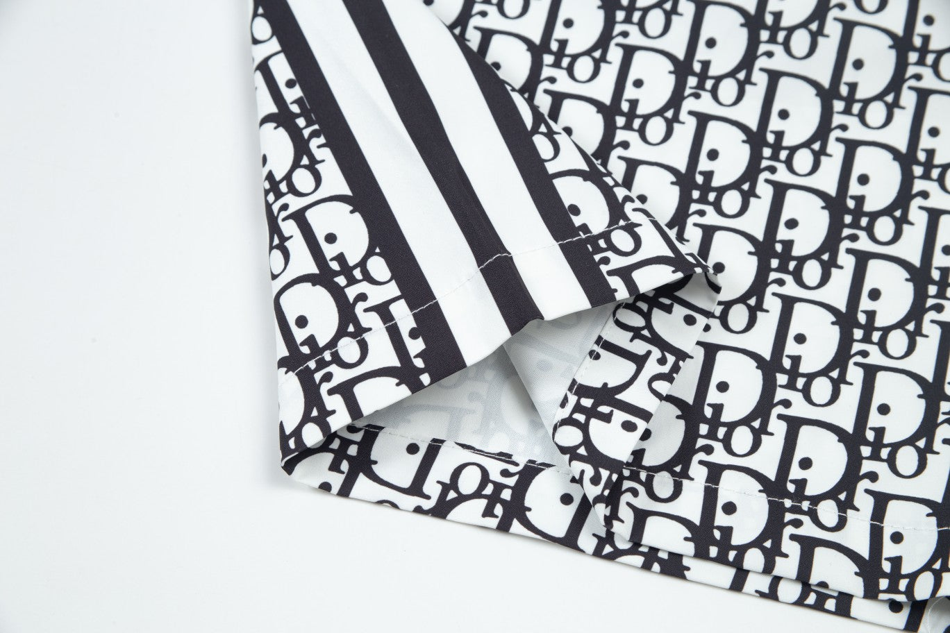 Short de plage à motifs noirs et blancs
