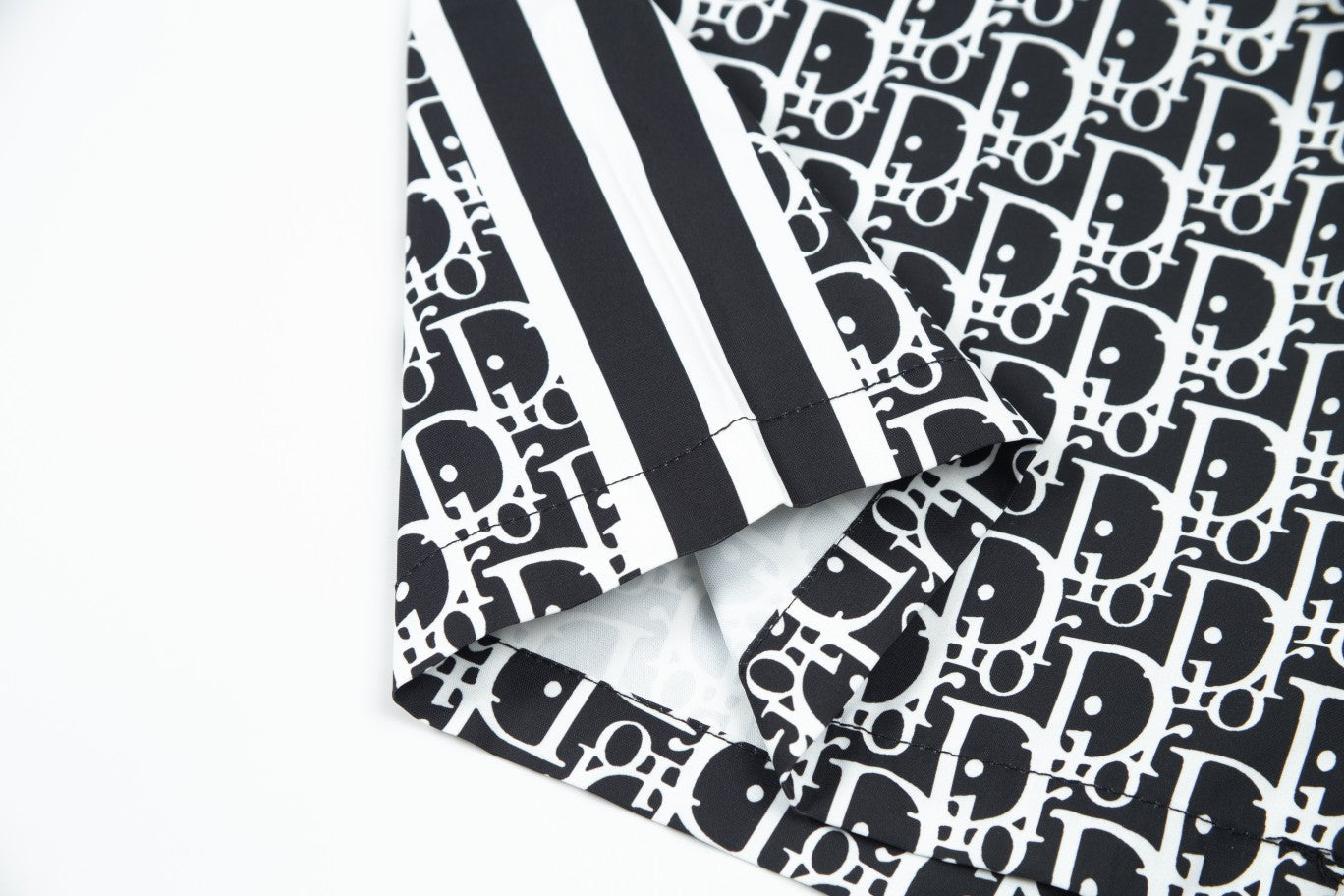Short de plage à motifs noirs et blancs