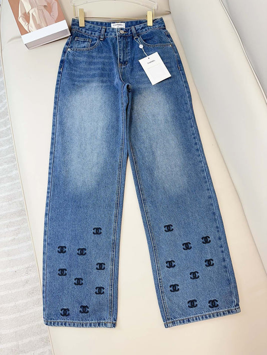 Jean large avec logo brodé dense sur l'ourlet