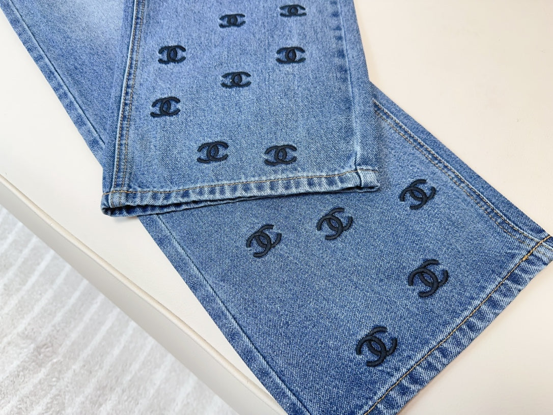 Jean large avec logo brodé dense sur l'ourlet
