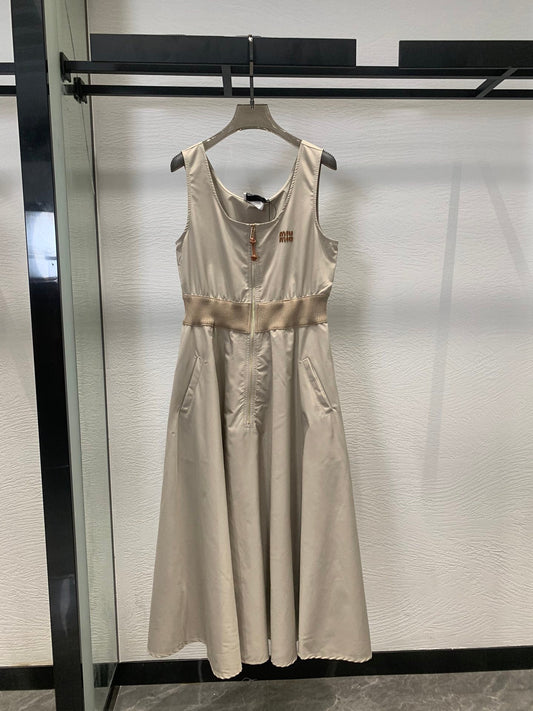 Ärmelloses Kleid mit tailliertem Schirmsaum