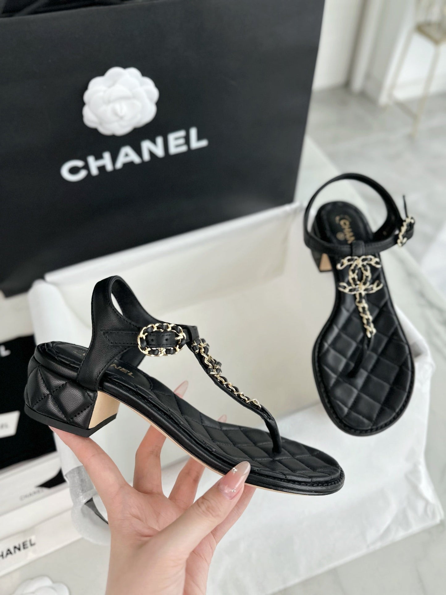 Sandales noires à talons épais et tongs