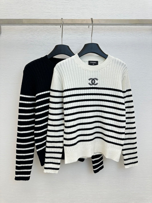 Strickpullover mit vertikalen Streifen und Rundhalsausschnitt und langen Ärmeln