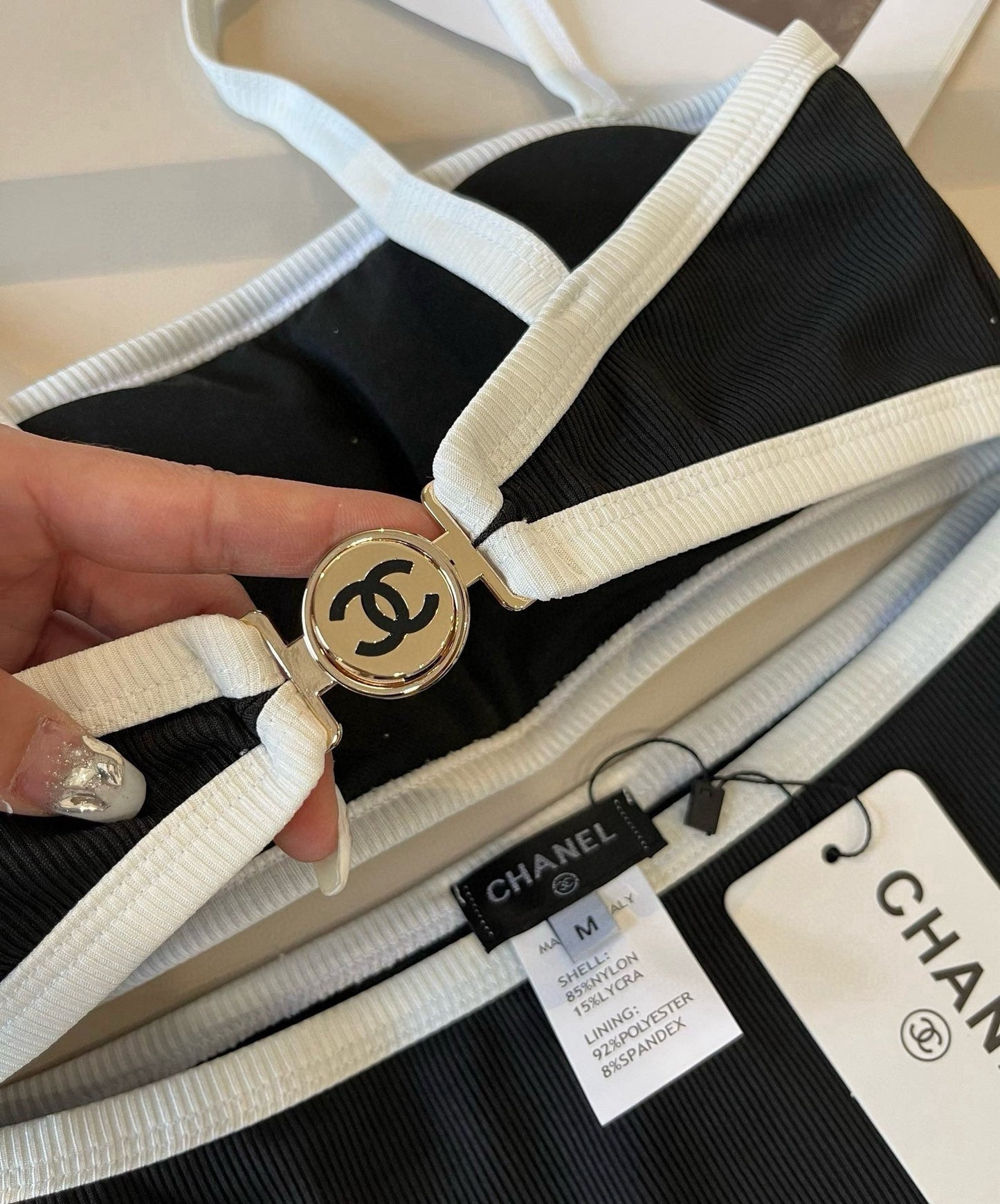 Bikini côtelé noir et blanc avec accessoires convertibles 