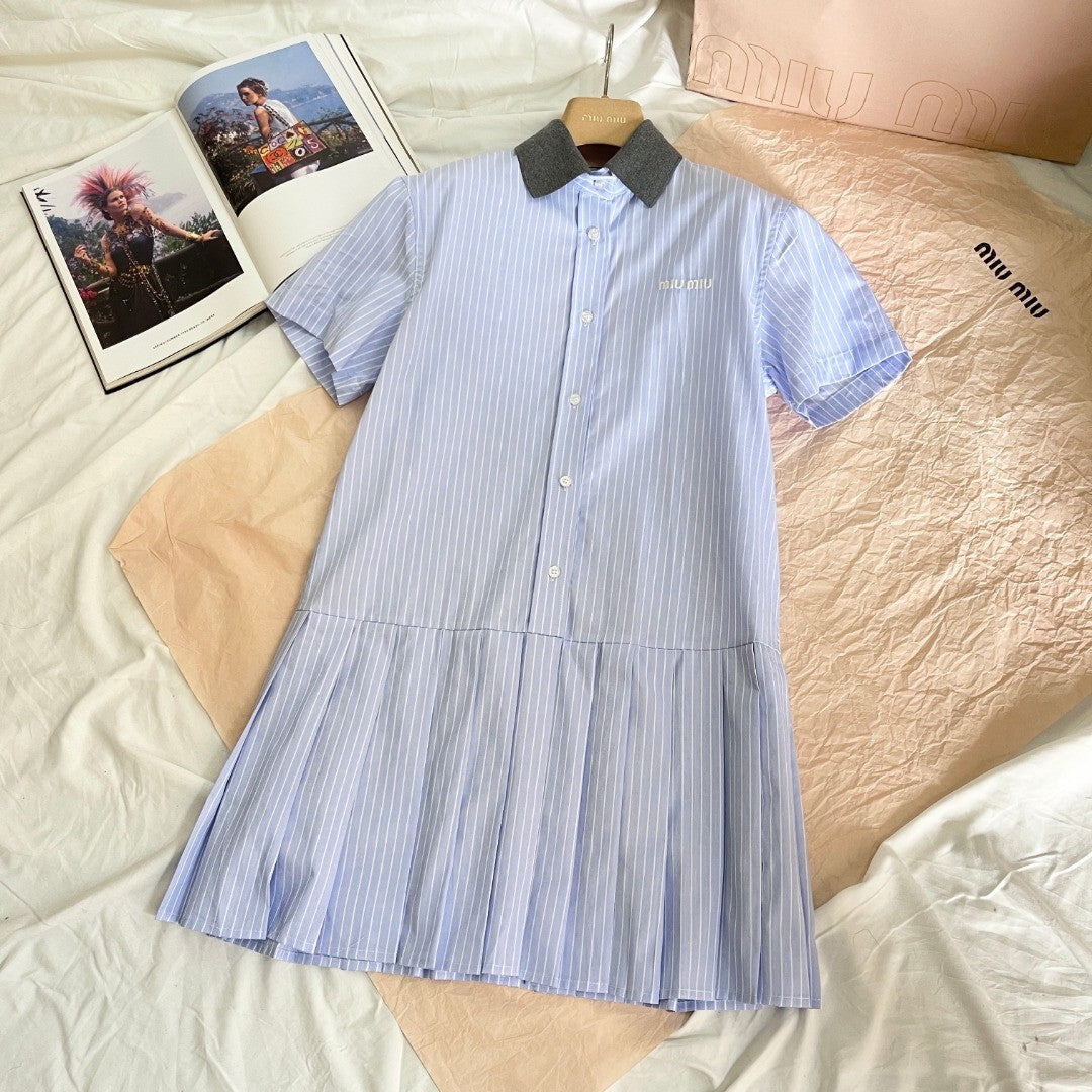 Blaues Hemdblusenkleid mit Nadelstreifenkragen und plissiertem Saum 