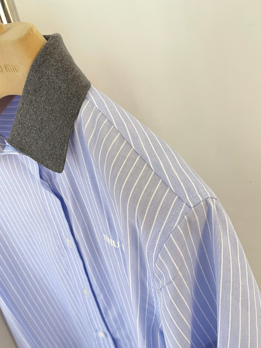Blaues Hemdblusenkleid mit Nadelstreifenkragen und plissiertem Saum 