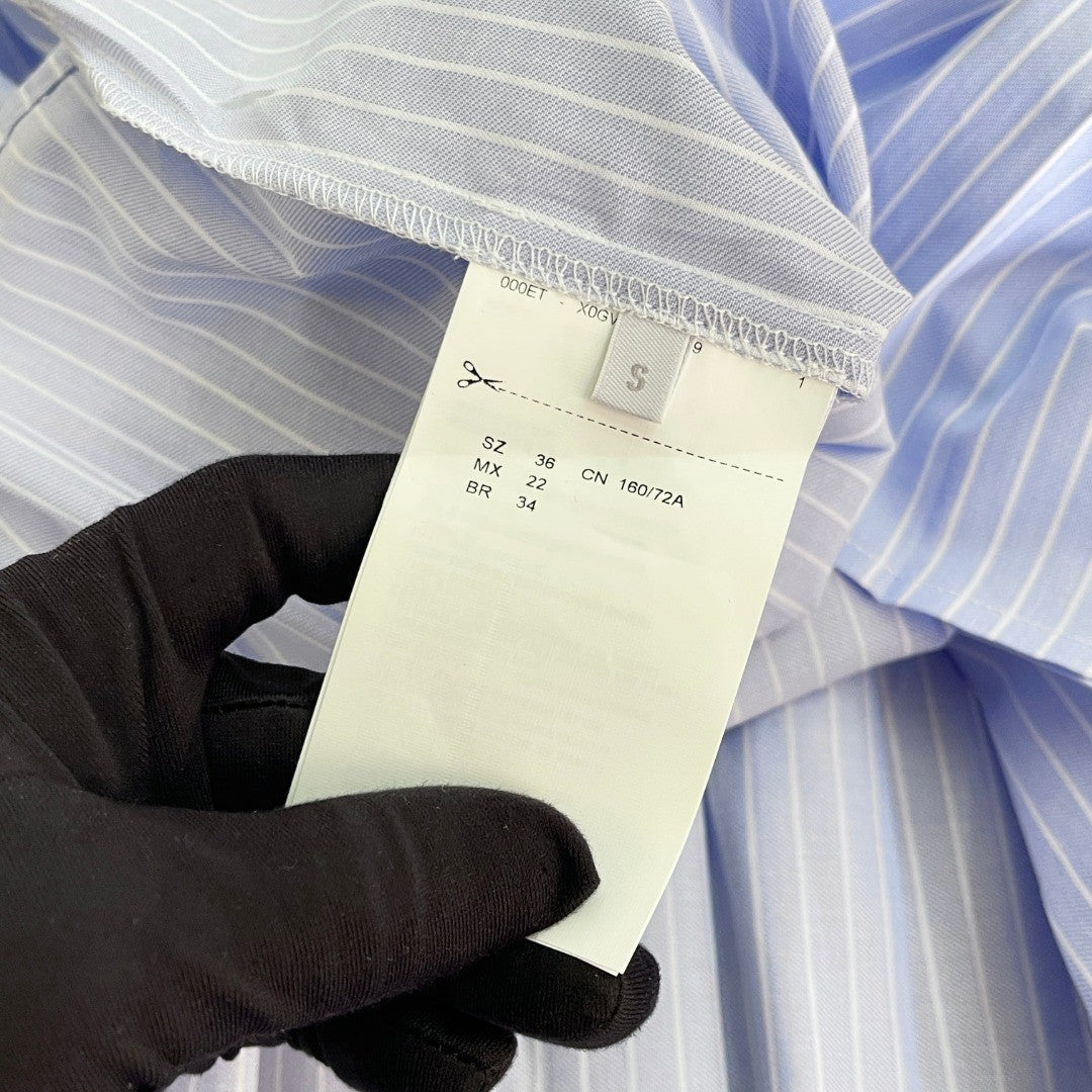 Blaues Hemdblusenkleid mit Nadelstreifenkragen und plissiertem Saum 
