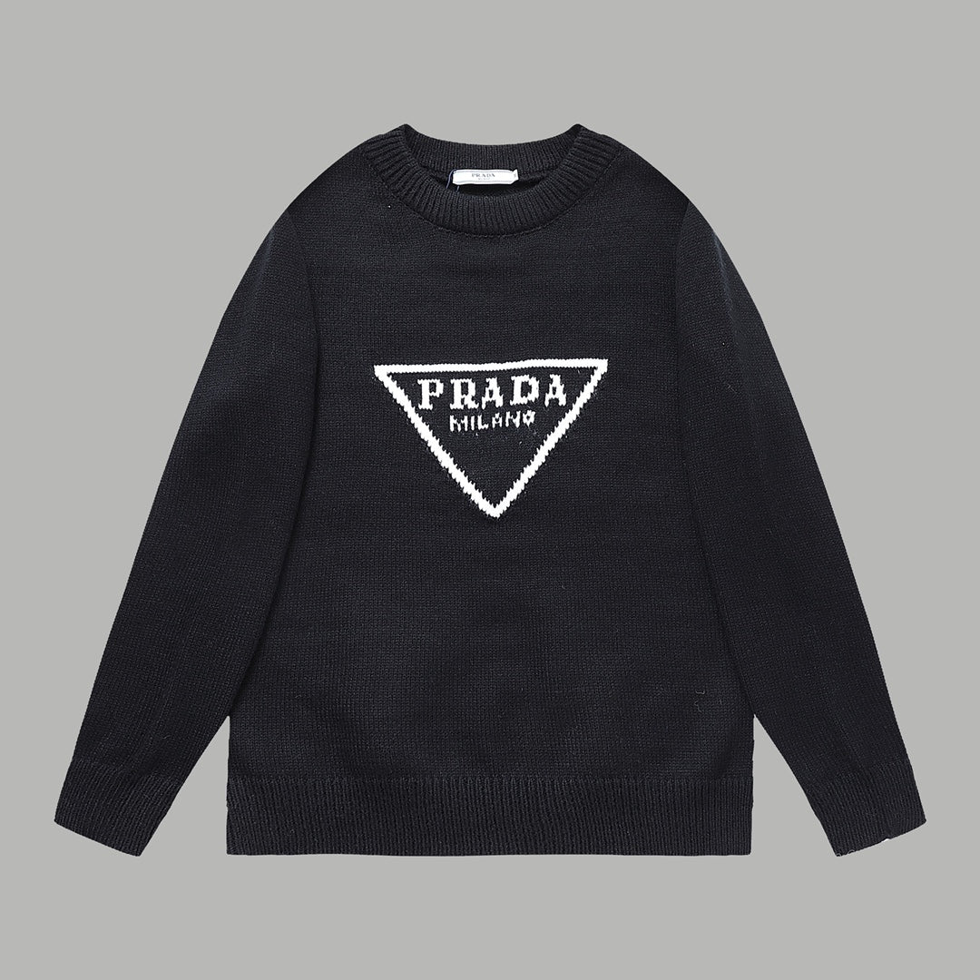 Pull noir à lettres triangulaires