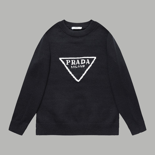 Pull noir à lettres triangulaires
