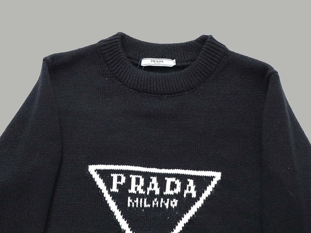 Pull noir à lettres triangulaires