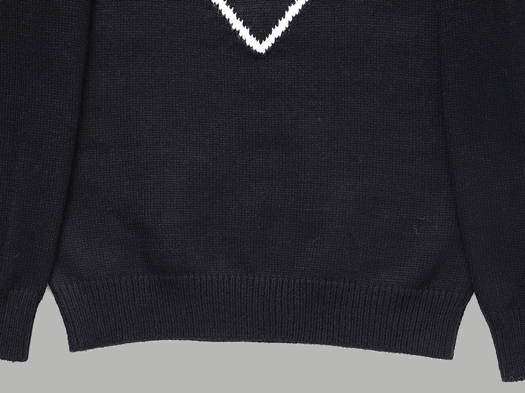 Pull noir à lettres triangulaires