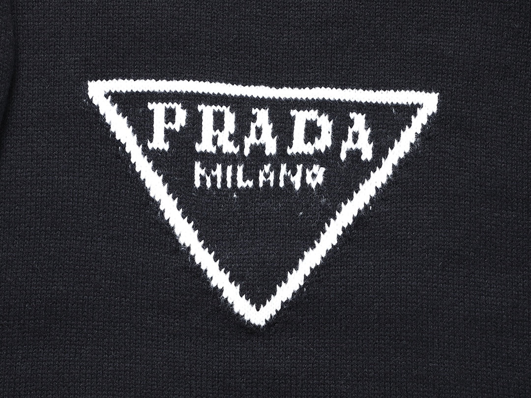 Pull noir à lettres triangulaires
