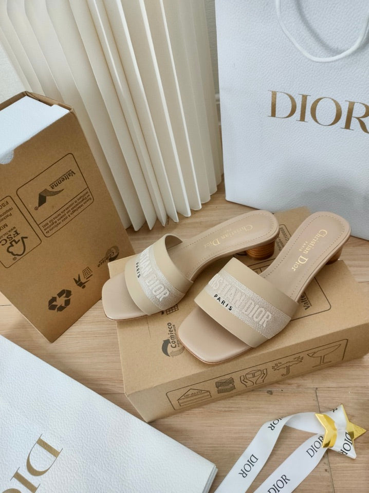 🔅2024 Frühjahr und Sommer neue Damenschuhe CD-Buchstaben-Stickerei-Logo 