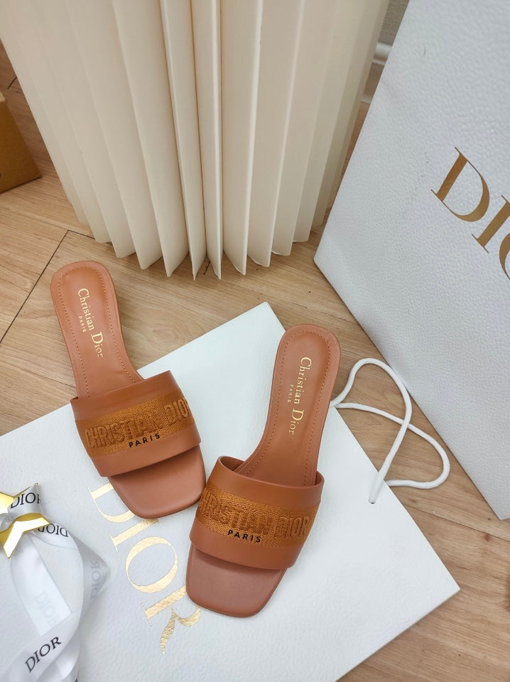 🔅2024 Frühjahr und Sommer neue Damenschuhe CD-Buchstaben-Stickerei-Logo 