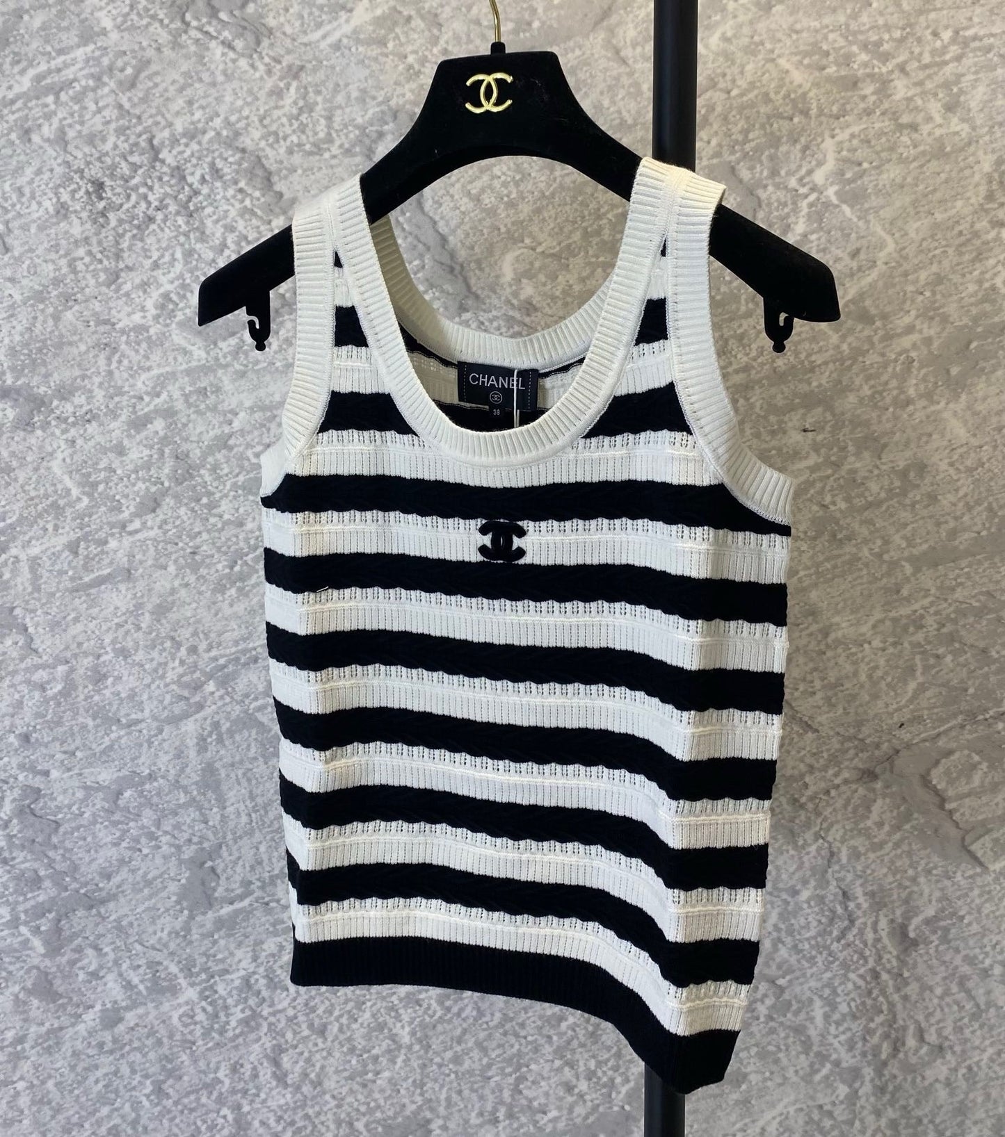 Gilet simple à la mode pour l'été