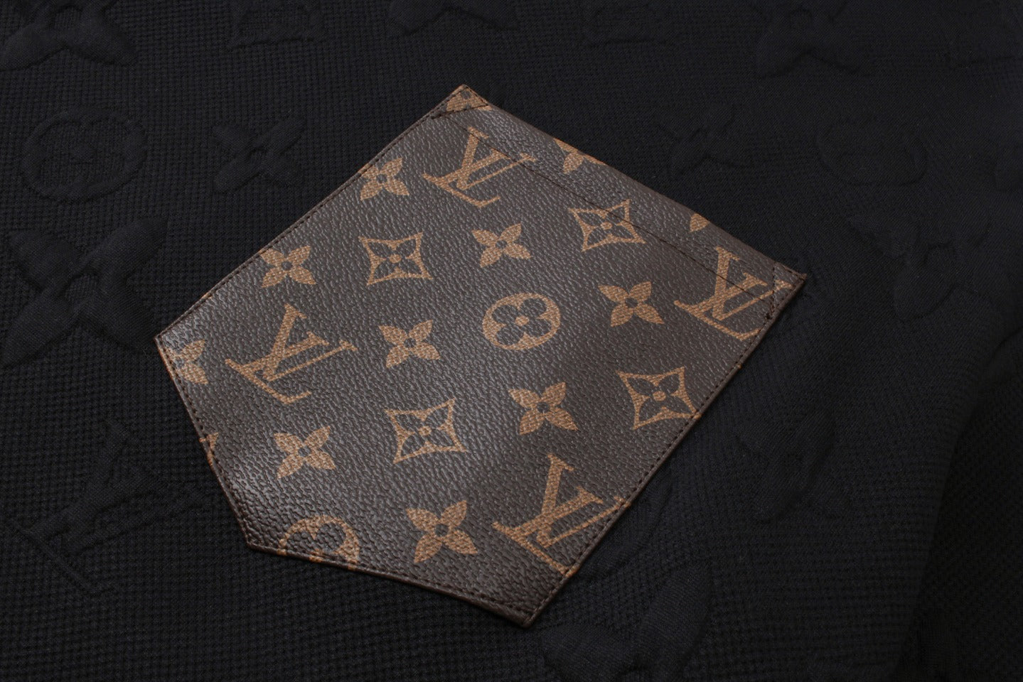 Le maître a personnellement conçu une nouvelle marque de mode avec un sweat-shirt à col rond avec logo monogramme en relief