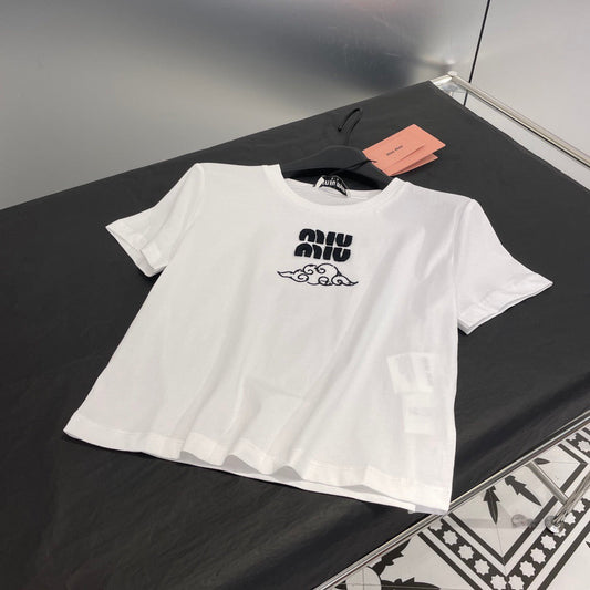 24ss – Kurze Ärmel mit Wolkenstickerei